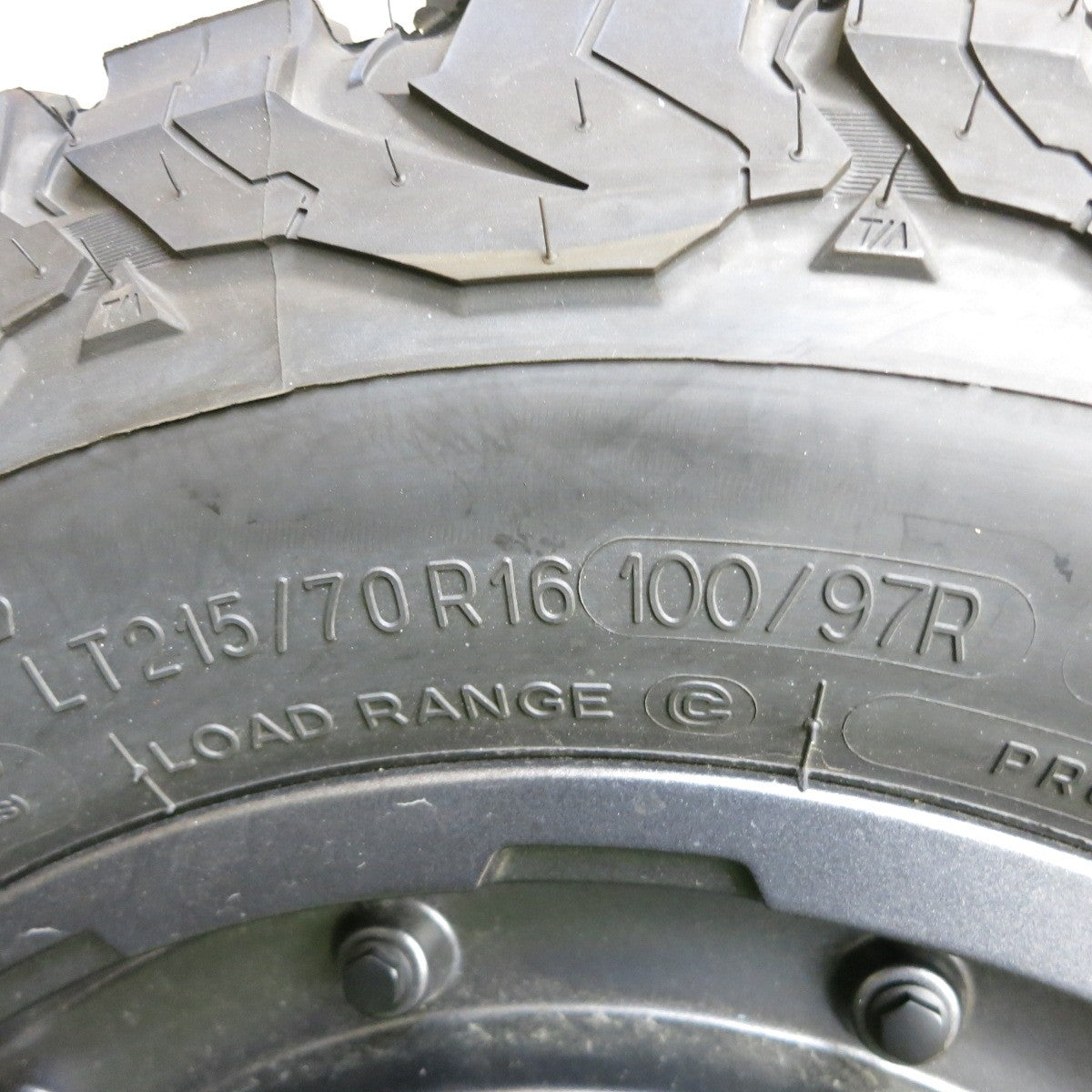 ほぼ未使用!24年!1本★NITRO POWER SPAS12 H12 SHOTGUN 215/70R16 BFグッドリッチ All-Terrain T/A KO2 16インチ ナイトロパワー PCD139.7/5H★5090502ナノ