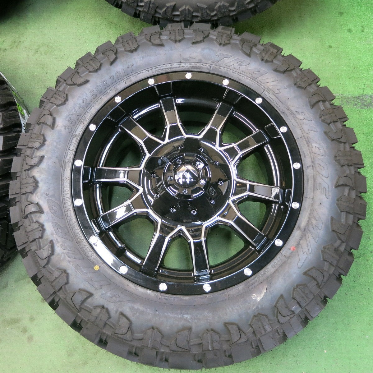 未使用!23年★ハマー 等 FUEL Offroad D627 Vandal 35×12.50R20 120Q 10PR ATTURO TRAIL BLADE M/T フューエル オフロード PCD165.1/8H★5041901ナノ