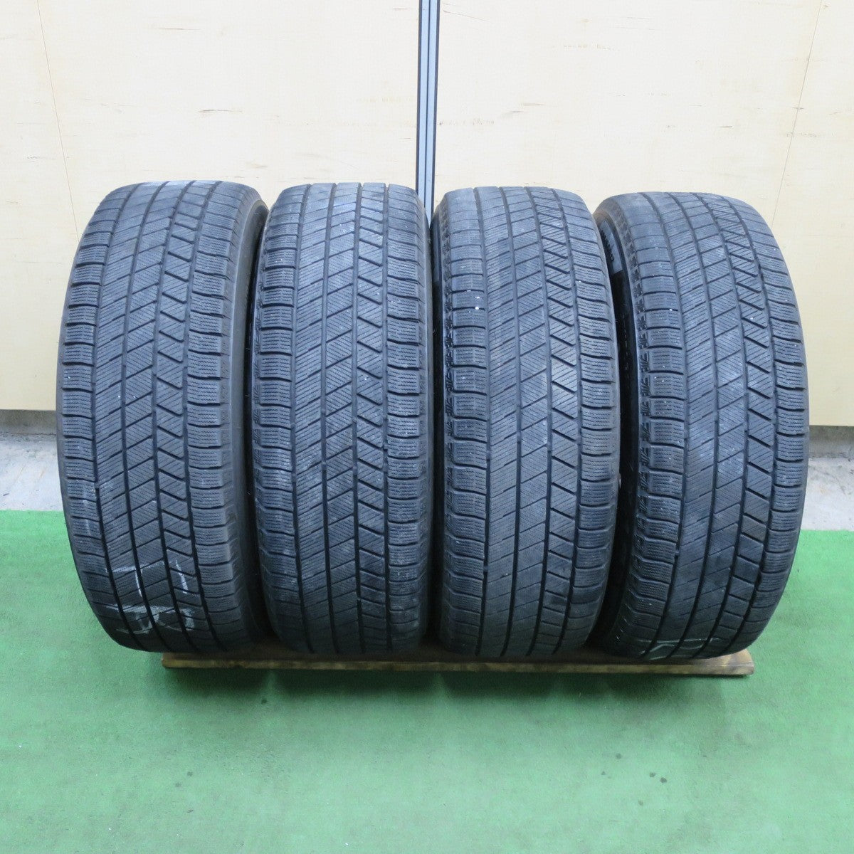 バリ溝!23年!キレイ!8.5分★フォレスター 等 225/60R17 スタッドレス ブリヂストン ブリザック VRX3 Fang ファング 17インチ PCD100/5H★6022101TTス