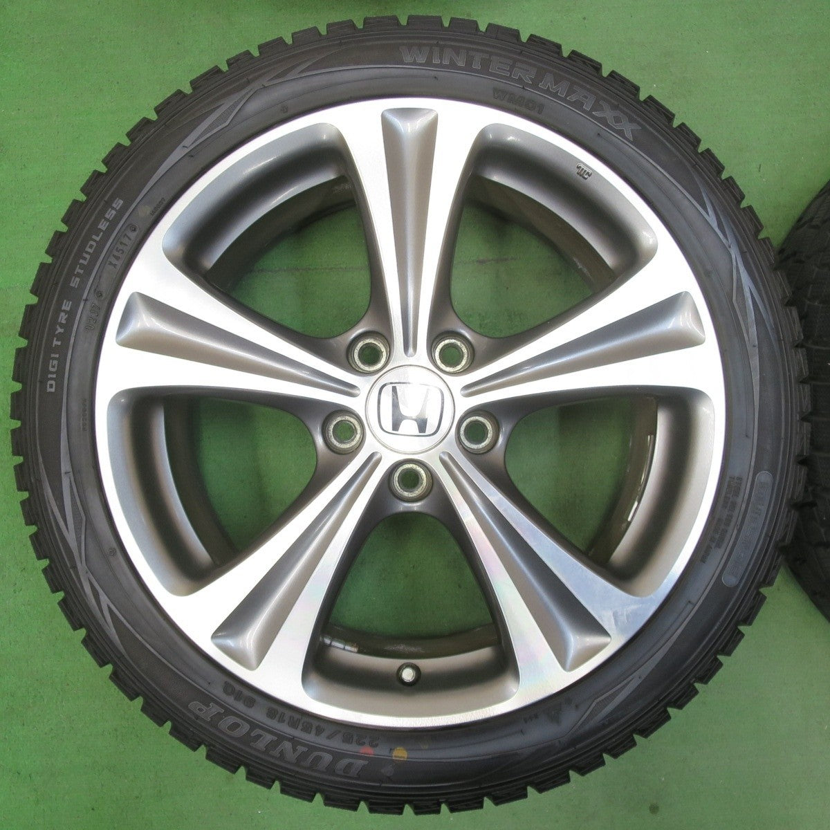 超バリ溝!ほぼ10分★ホンダ RB3 オデッセイ アブソルート 純正 225/45R18 スタッドレス ダンロップ ウインターマックス WM01 18インチ PCD114.3/5H★5032811イス