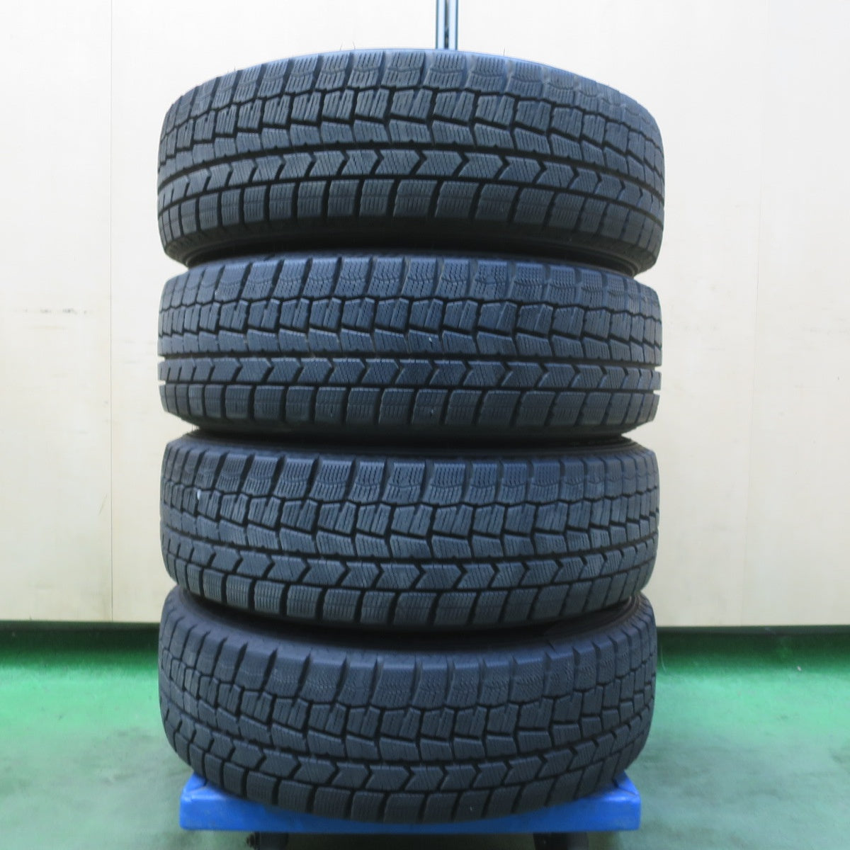 バリ溝!23年!キレイ!9.5分★スタッドレス 175/65R15 ダンロップ ウインターマックス WM02 SCHNEIDER シュナイダー 15インチ PCD100/4H★6052603イス