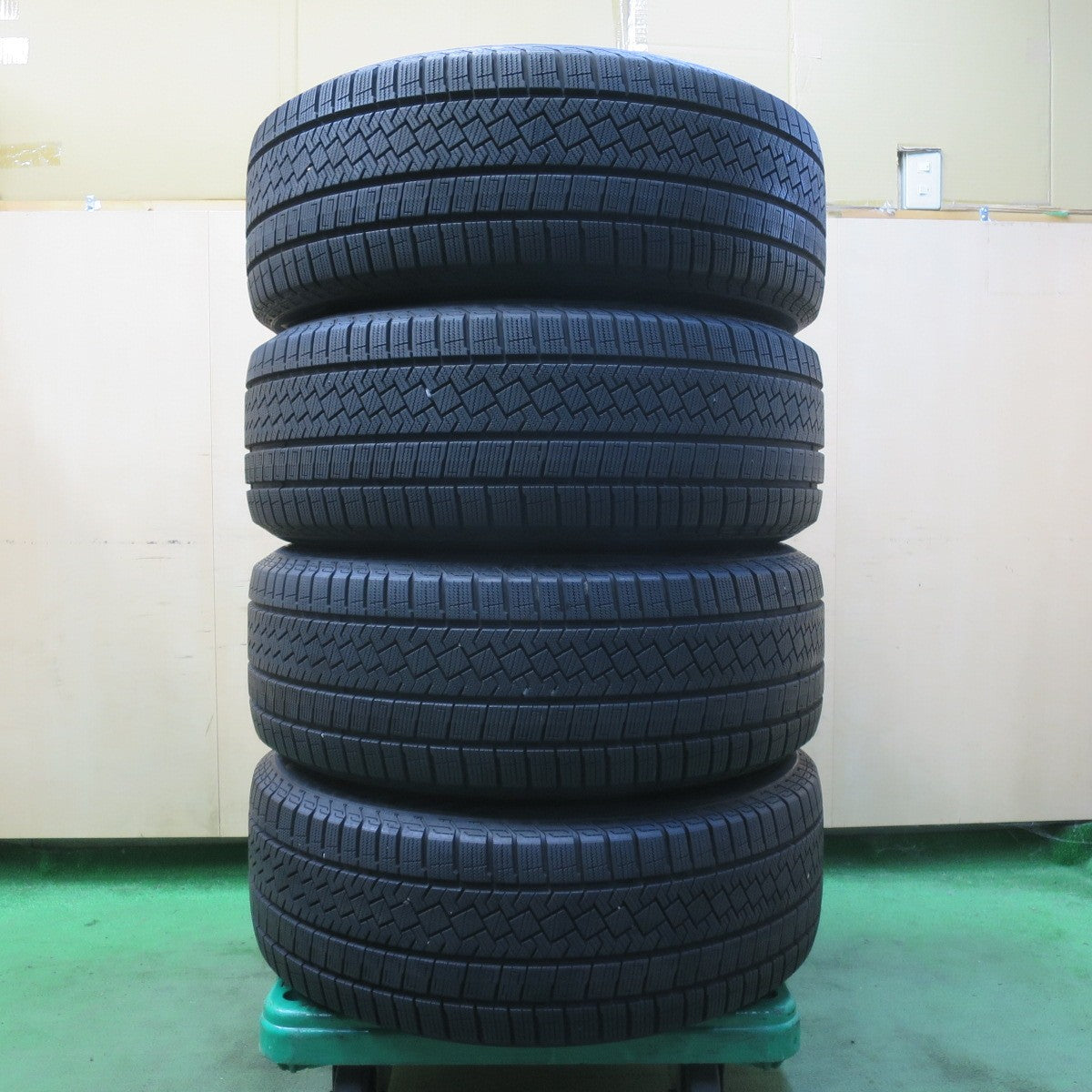 バリ溝!22年!キレイ!9分★ボルボ 等 EUROTECH GAYA SOLI 235/55R18 スタッドレス ピレリ アイスゼロ アシンメトリコ ユーロテック ガヤ ソリ 18インチ PCD108/5H★5092203イス