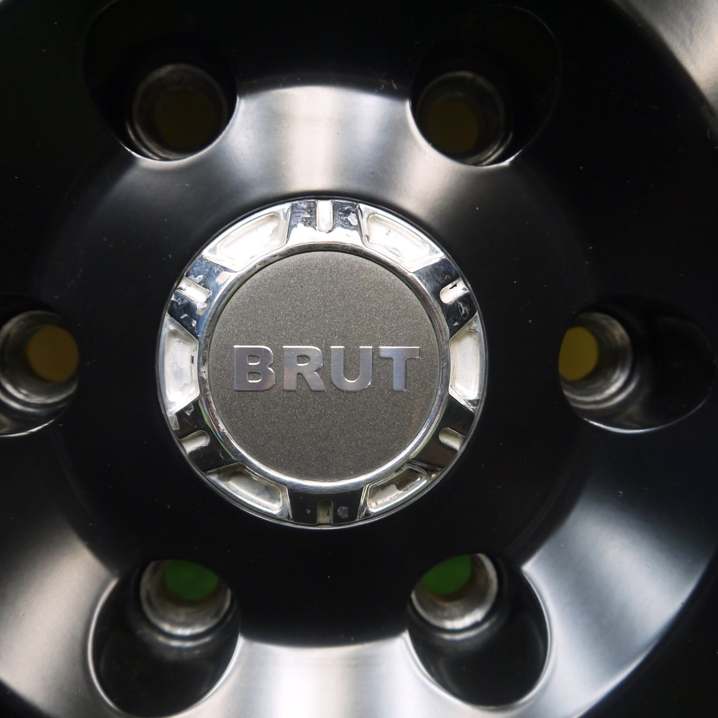 バリ溝!キレイ!8.5分★スタッドレス 215/65R16 グッドイヤー アイスナビ SUV BRUT BR-66 ブルート 16インチ PCD139.7/6H★5090902Hス