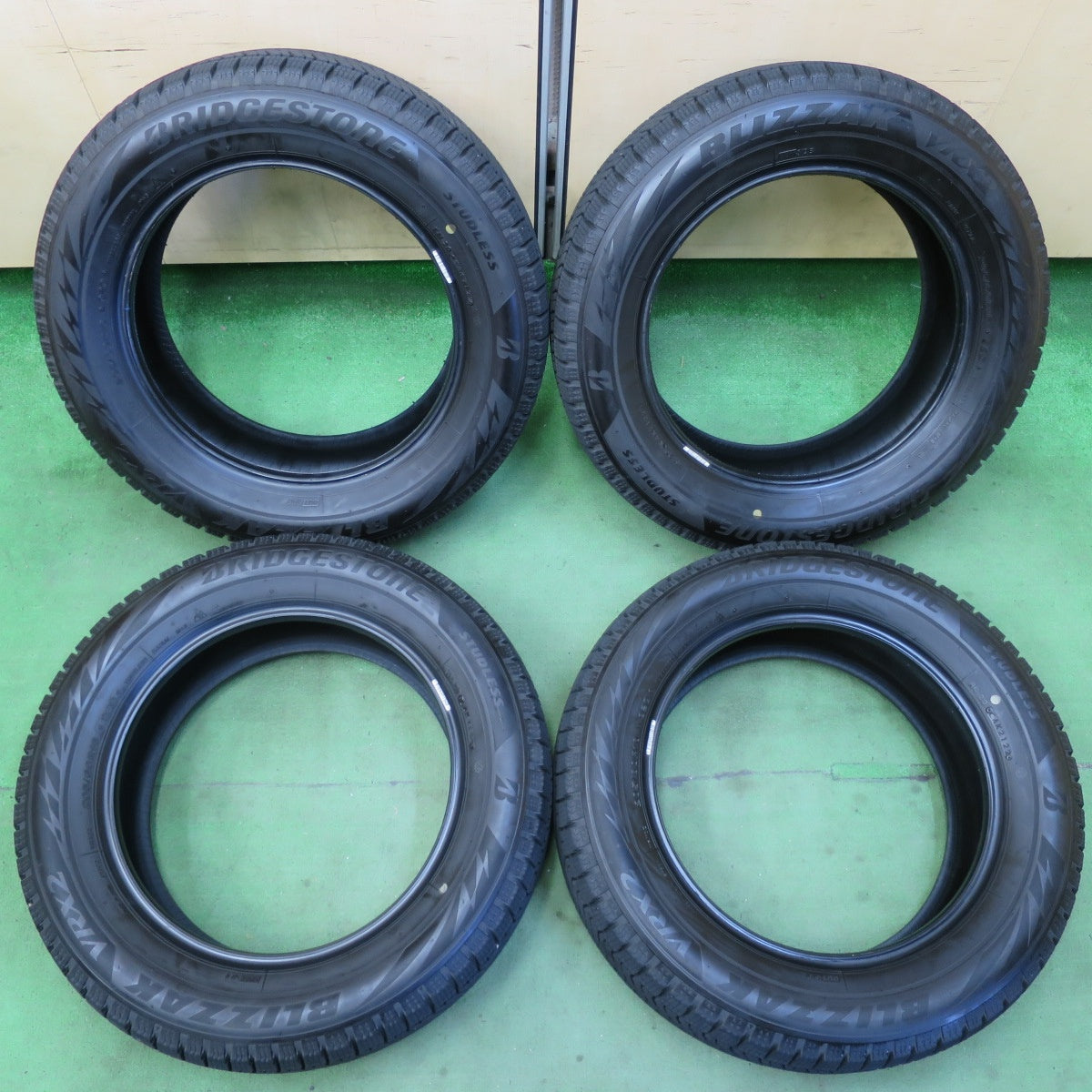 バリ溝!22年!9.5分★スタッドレス 205/60R16 ブリヂストン ブリザック VRX2 タイヤ 16インチ ノア ヴォクシー エスクァイア 等★5041211イスタ