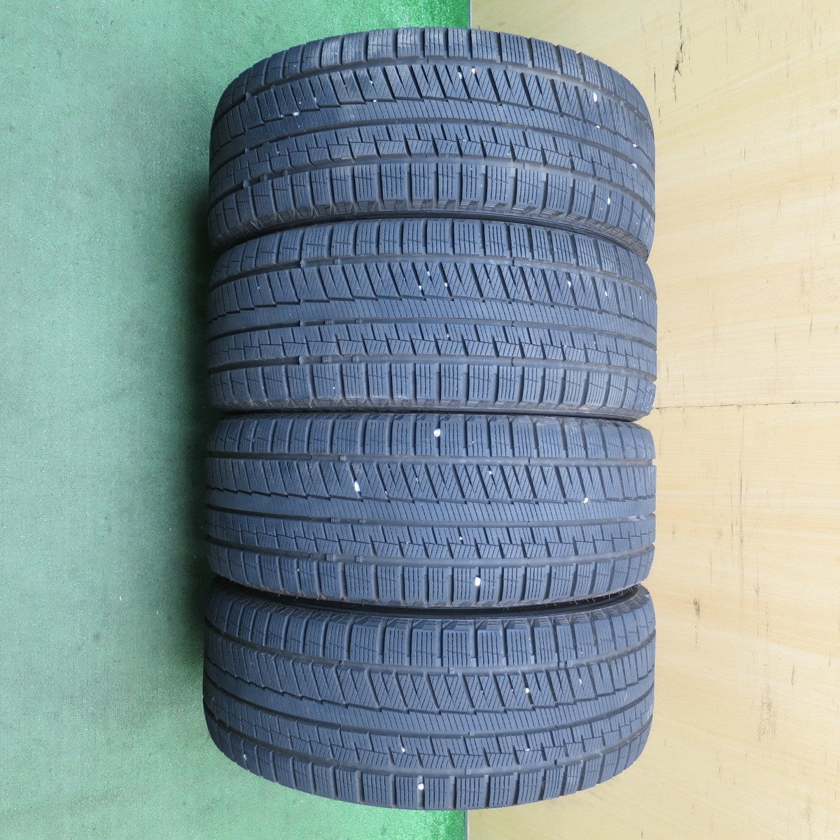 バリ溝!23年!キレイ!9.5分以上★プリウス 等 215/45R17 スタッドレス グリップマックス GRIP ICE X Treffer トレファー 17インチ PCD100/5H★5100201NJス