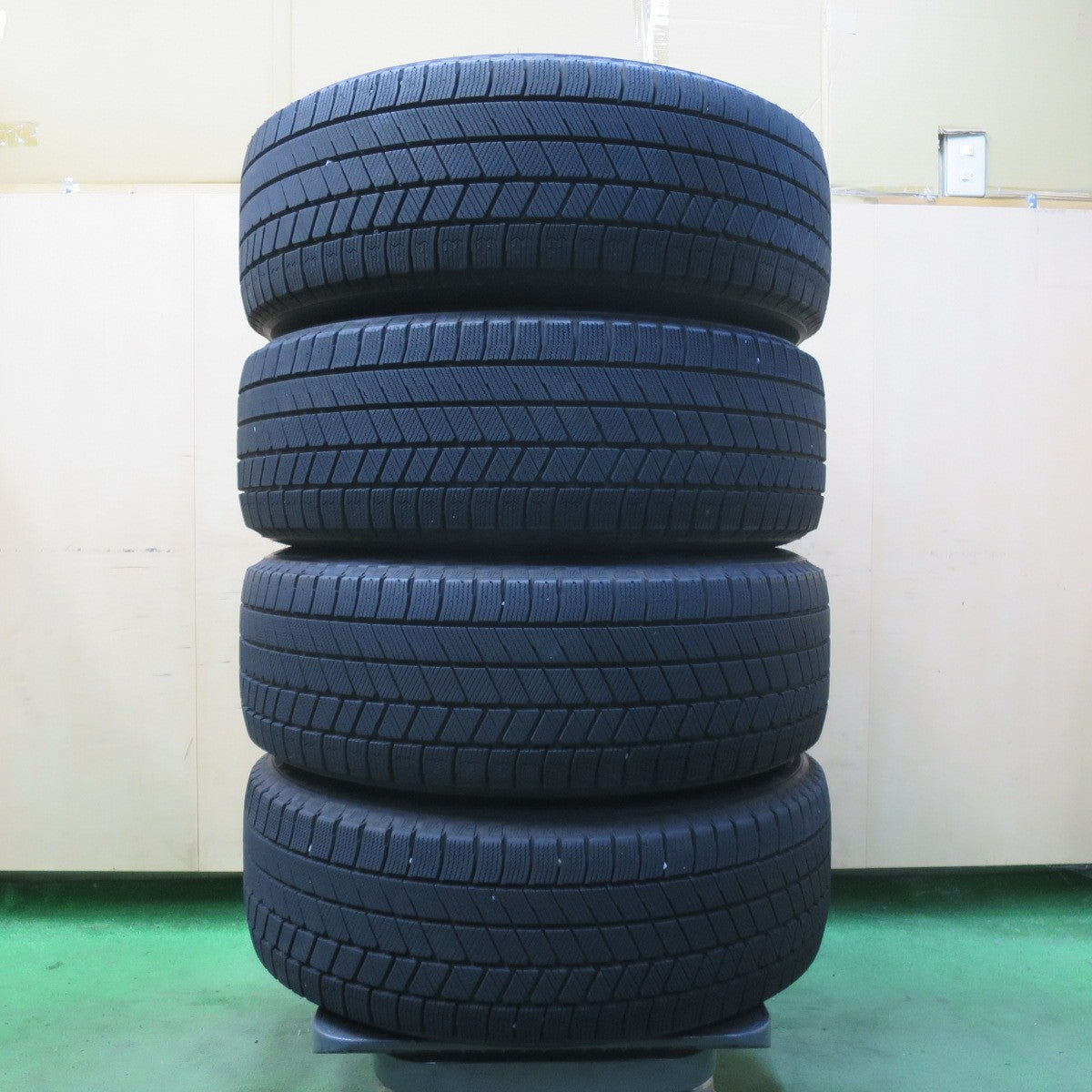 バリ溝!23年!キレイ!9.5分以上★BMW 等 AGA Bayern 225/60R17 スタッドレス ブリヂストン ブリザック VRX3 バイエルン 17インチ PCD120/5H★5092201イス