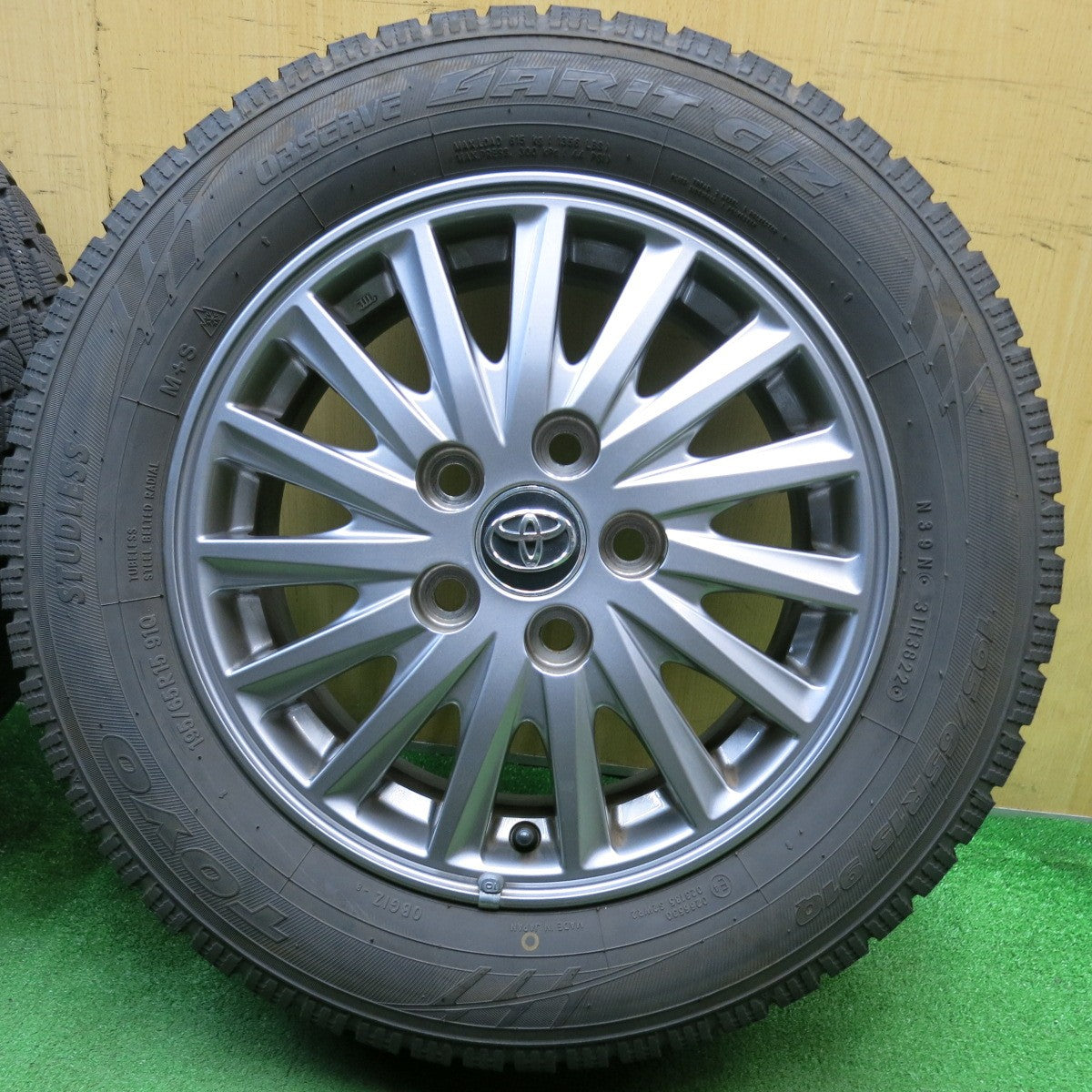 バリ溝!22年!キレイ!8.5分★トヨタ 80系 エスクァイア 純正 195/65R15 スタッドレス トーヨー オブザーブ ガリット GIZ 15インチ PCD114.3/5H★5042501NJス