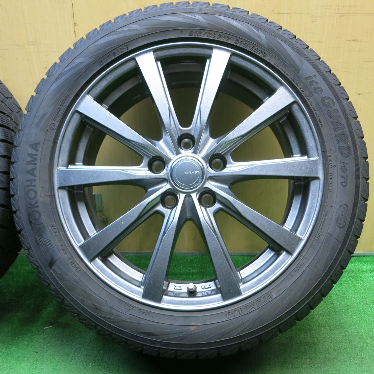バリ溝!21年!キレイ!9.5分以上★スタッドレス 215/50R17 ヨコハマ アイスガード iG70 GRASS グラス 17インチ PCD114.3/5H★5042203NJス
