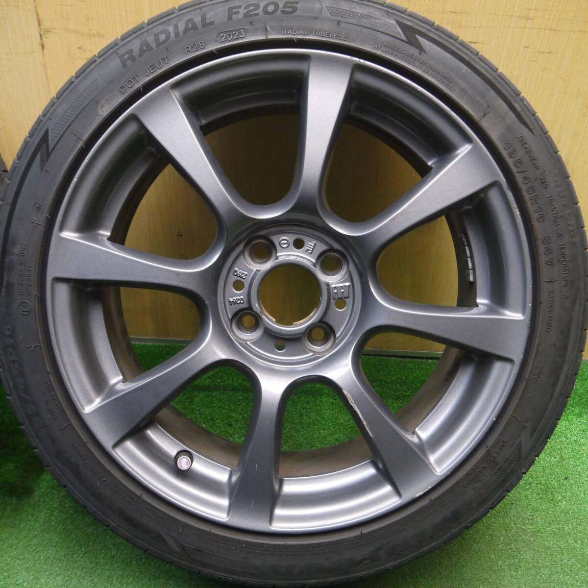 バリ溝!23年!8.5分★フィアット アバルト 500 純正 195/45R16 ミネルバ ラジアル F205 16インチ PCD98/4H★5030401Hノ