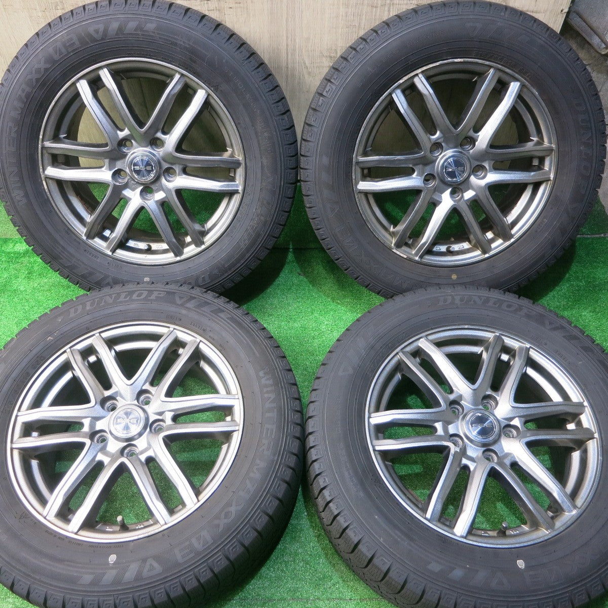 バリ溝!21年!9.5分★スタッドレス 215/60R16 ダンロップ ウインターマックス 03 SG-E 16インチ PCD114.3/5H★5051606NJス