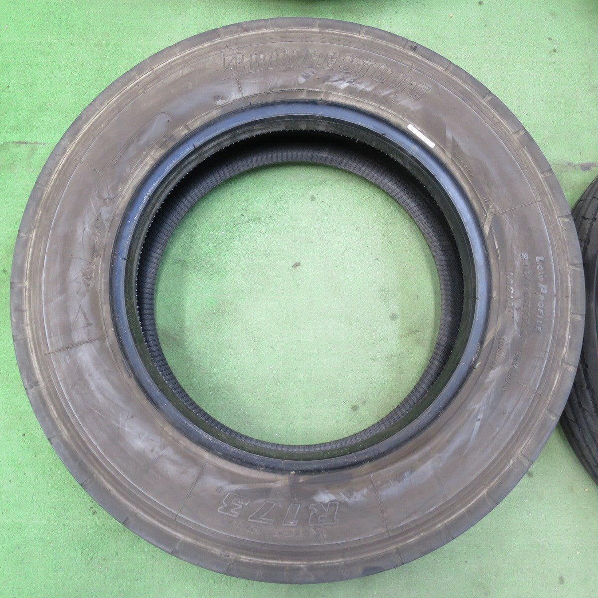 バリ溝!9分★トラック タイヤ 215/70R17.5 123/121J ブリヂストン R173 17.5インチ★5062610イノタ
