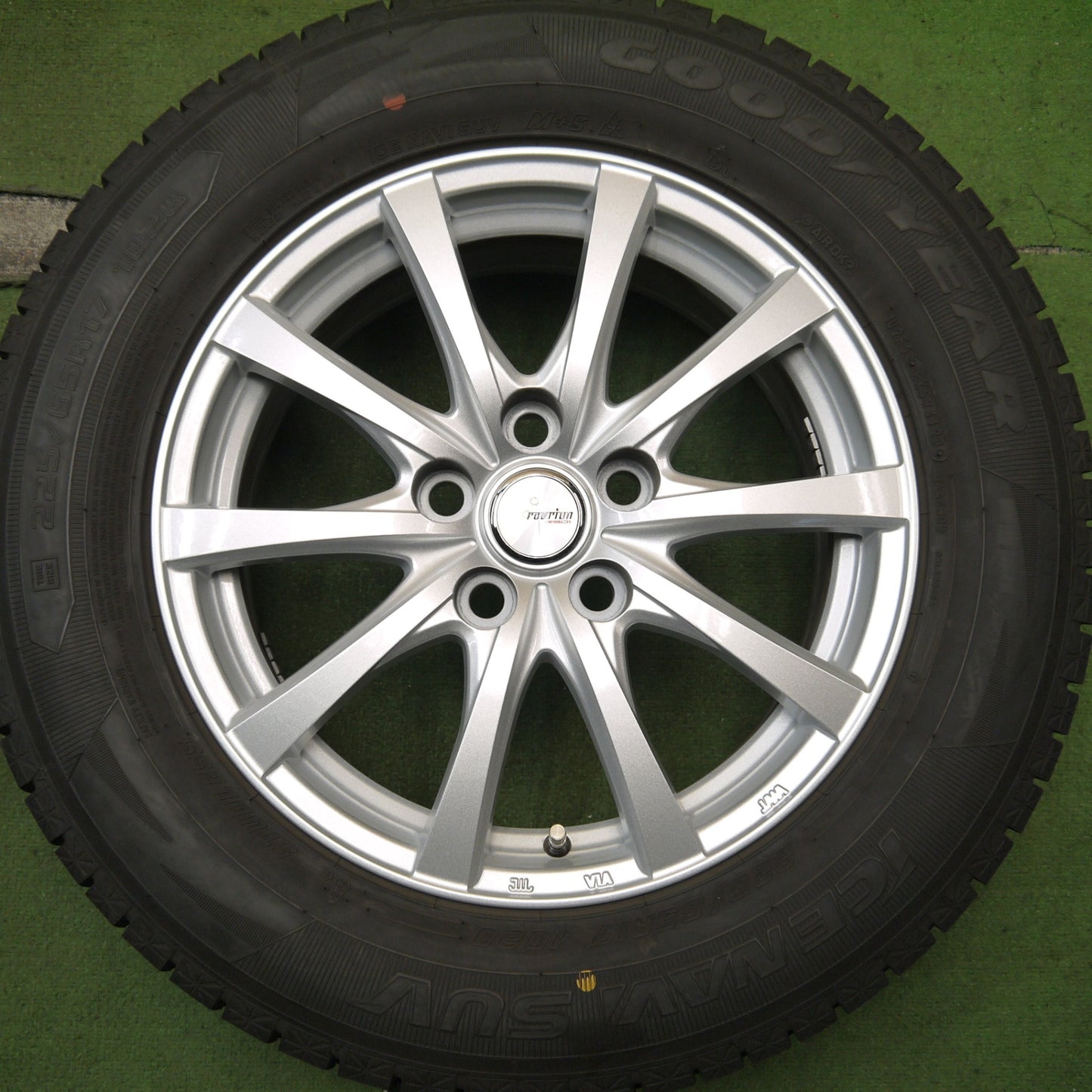 バリ溝!23年!キレイ!9.5分以上★40系 アルファード 等 225/65R17 スタッドレス グッドイヤー アイスナビ SUV ravrion RS01 ラブリオン 17インチ PCD120/5H★5080507Hス
