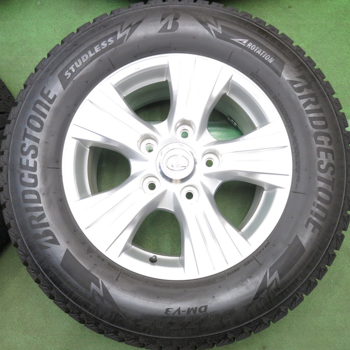 バリ溝!キレイ!9.5分◎レクサス LX 570 純正 285/60R18 スタッドレス ブリヂストン ブリザック DM-V3 18インチ PCD150/5H◎6101011HAス