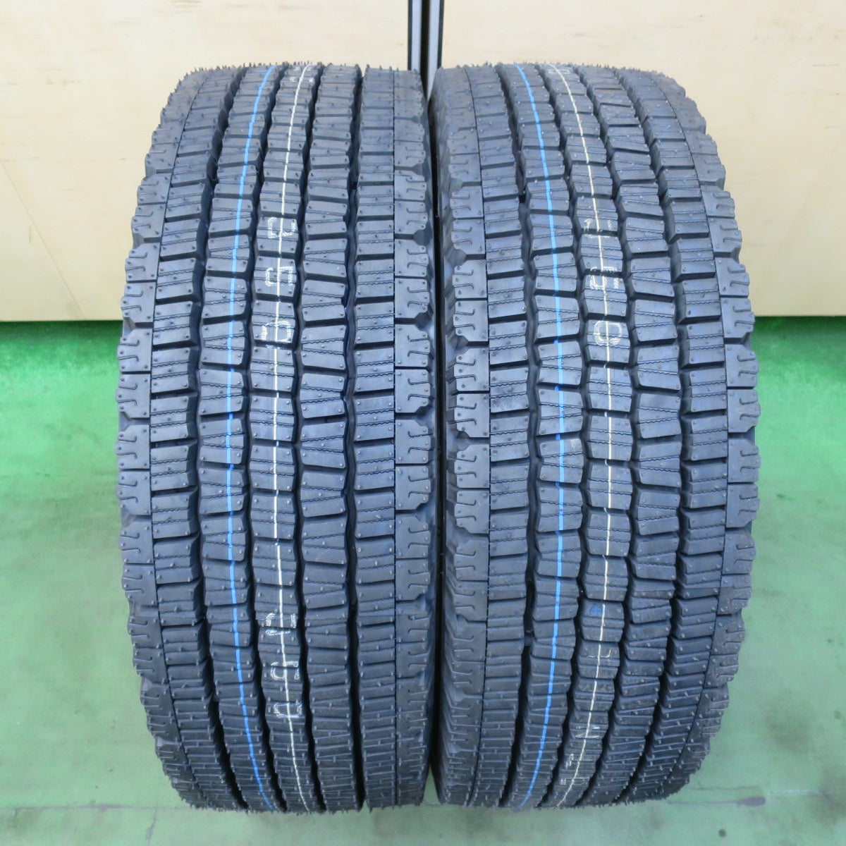 未使用!25年!2本★トラック タイヤ 245/70R19.5 136/134J スタッドレス ダンロップ デクテス SP081 DECTES 19.5インチ★5111603イスタ