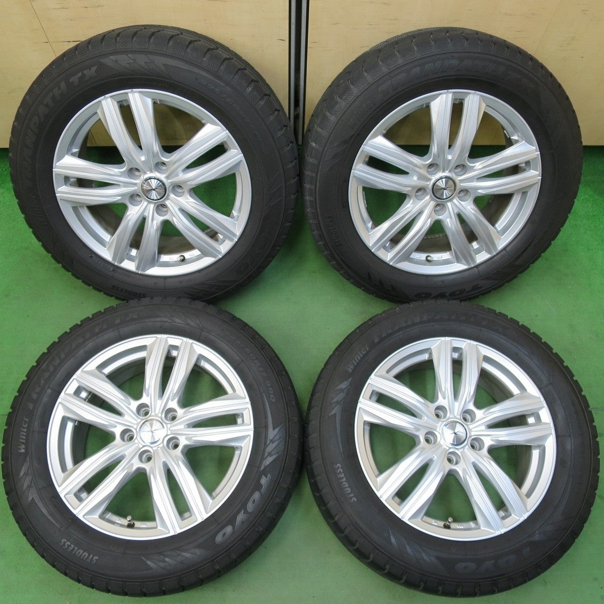 バリ溝!キレイ!9.5分以上★スタッドレス 225/60R17 トーヨー ウインター トランパス TX JOKER ジョーカー 17インチ PCD114.3/5H★5032401イス
