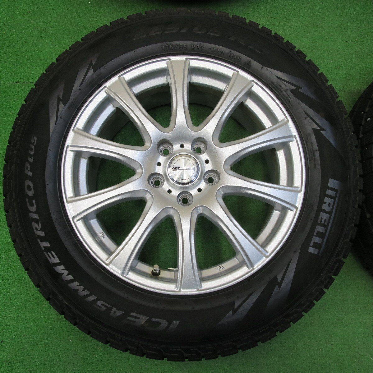バリ溝!キレイ!8.5分★スタッドレス 225/65R17 ピレリ アイスアシンメトリコ プラス LAUFBAHN PCD114.3/5H★4070502イス