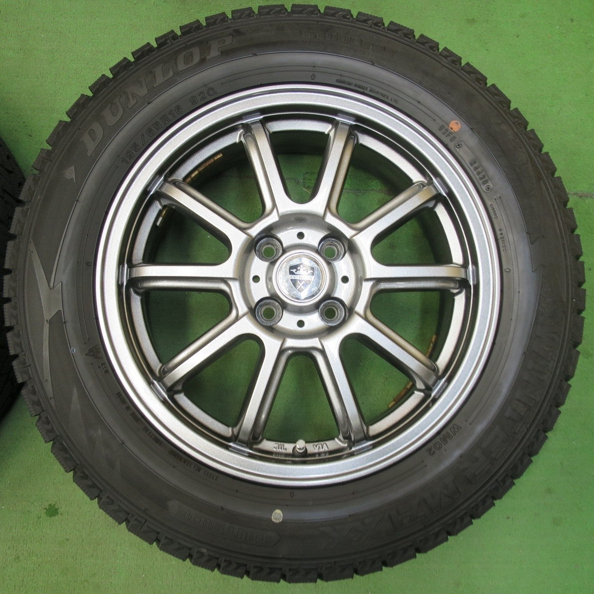 バリ溝!キレイ!9.5分★スタッドレス 195/65R16 ダンロップ ウインターマックス WM02 ESTROSA エステローザ 16インチ PCD100/4H★5040302イス