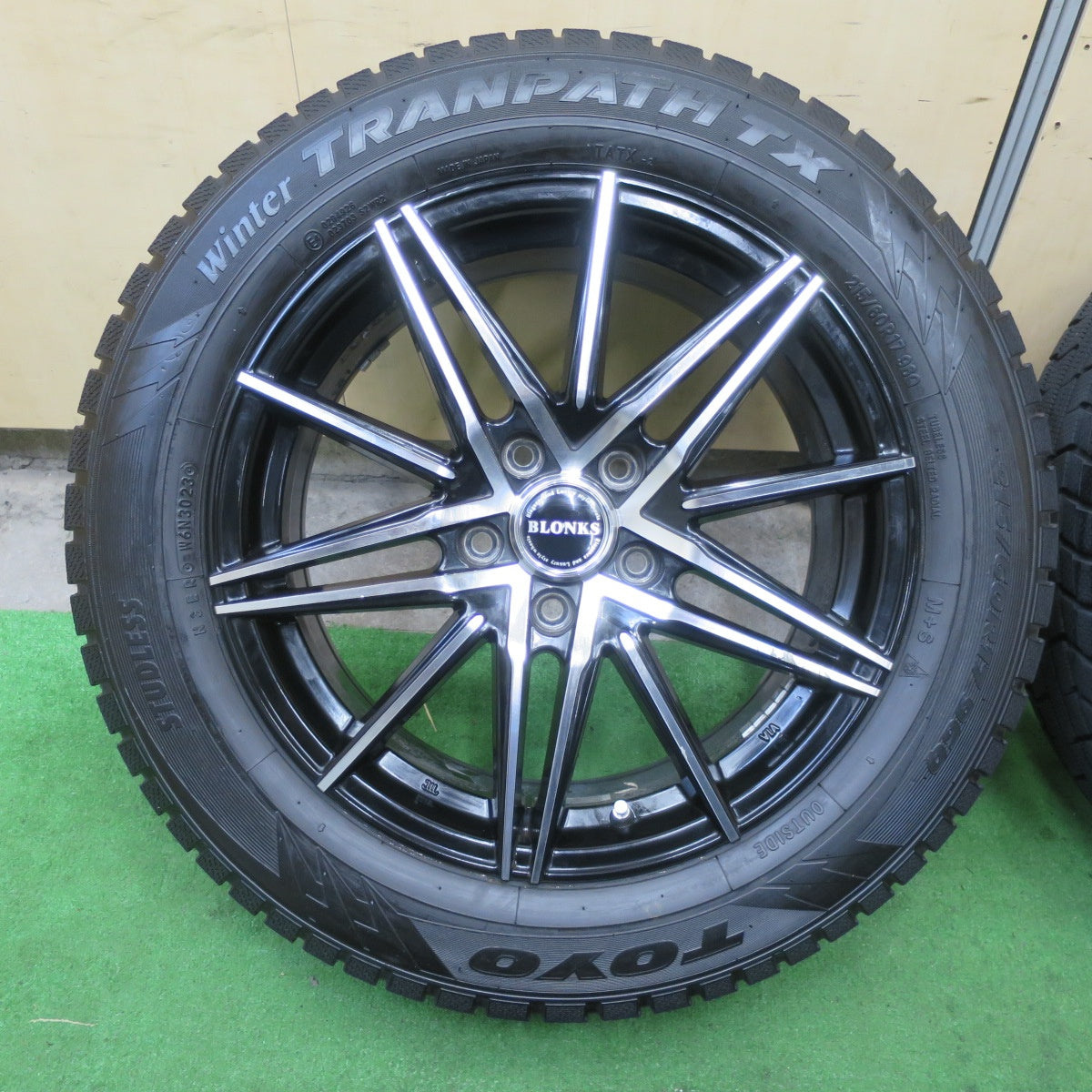 バリ溝!23年!キレイ!9.5分★スタッドレス 215/60R17 トーヨー ウインター トランパス TX BLONKS ブロンクス 17インチ PCD114.3/5H★5091001TTス