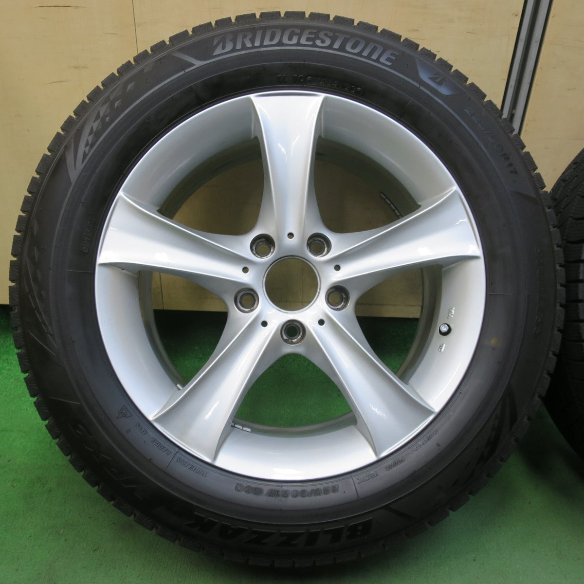 バリ溝!23年!キレイ!9.5分以上★BMW 等 AGA Bayern 225/60R17 スタッドレス ブリヂストン ブリザック VRX3 バイエルン 17インチ PCD120/5H★5092201イス