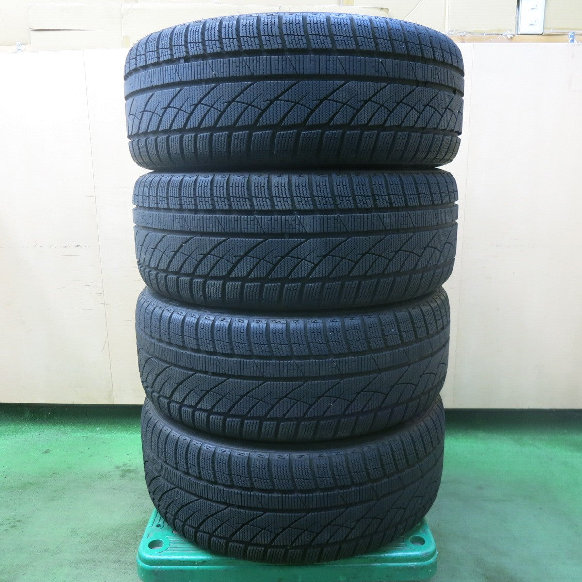 バリ溝!23年!9分★スタッドレス 235/50R18 MOMO SUV POLE W-4 Verthandi ヴェルサンディ ヴェルザンディ 18インチ PCD114.3/5H★6022403SKス