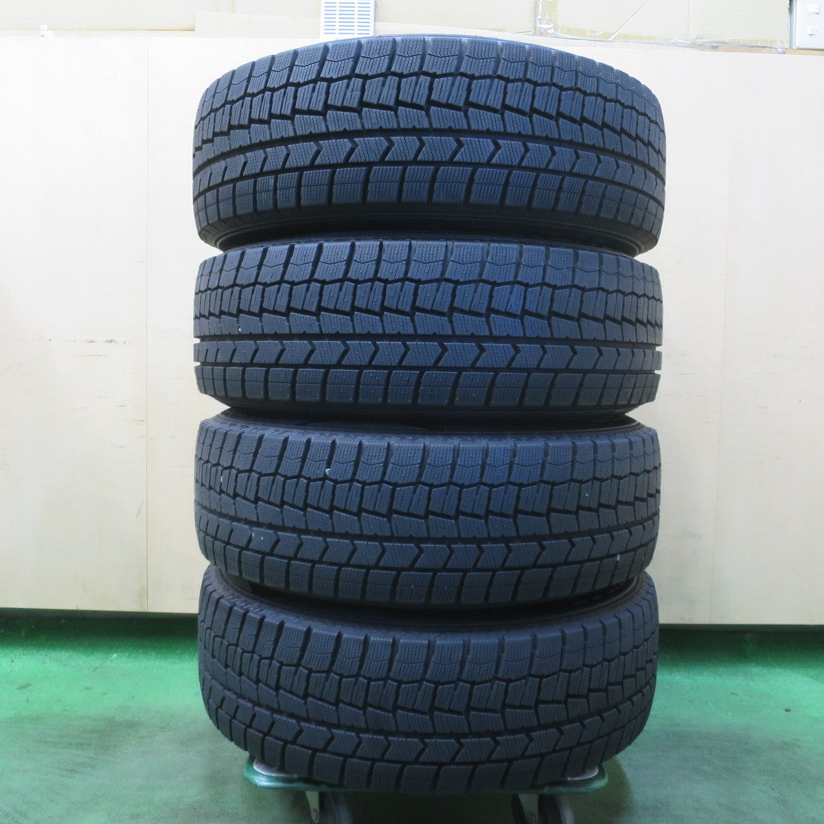 バリ溝!24年!キレイ!ほぼ10分★スタッドレス 215/60R17 ダンロップ ウインターマックス WM02 VELVA CHARGE ヴェルヴァ 17インチ PCD114.3/5H★5122211イス