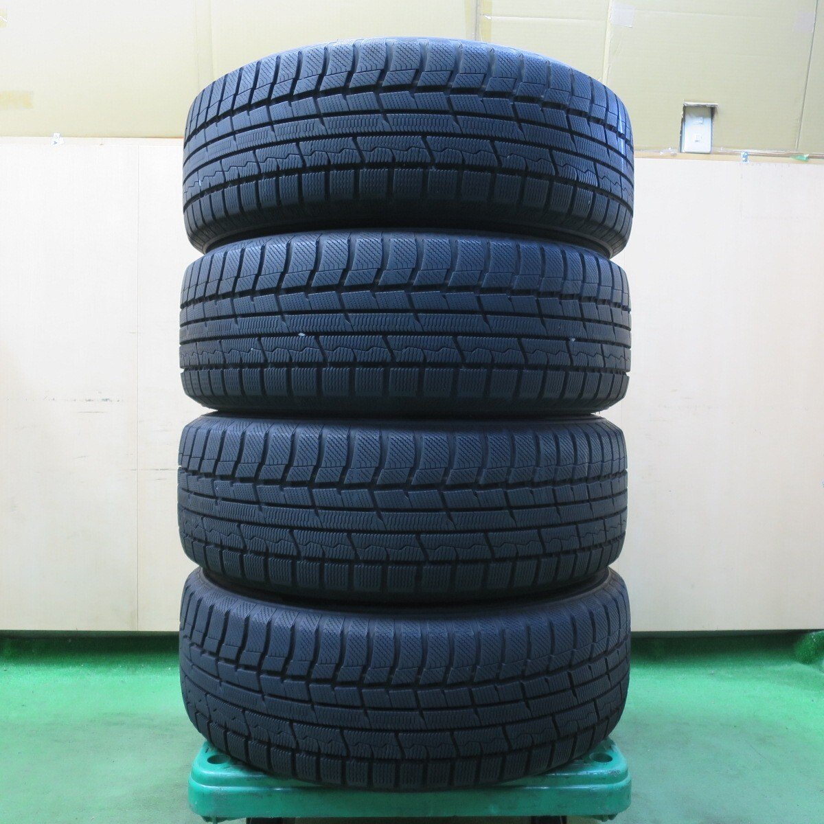 バリ溝!22年!キレイ!9.5分★スタッドレス 225/60R17 トーヨー ウインター トランパス TX TIRADO Eta LA STRADA 17インチ PCD114.3/5H★5032207イス