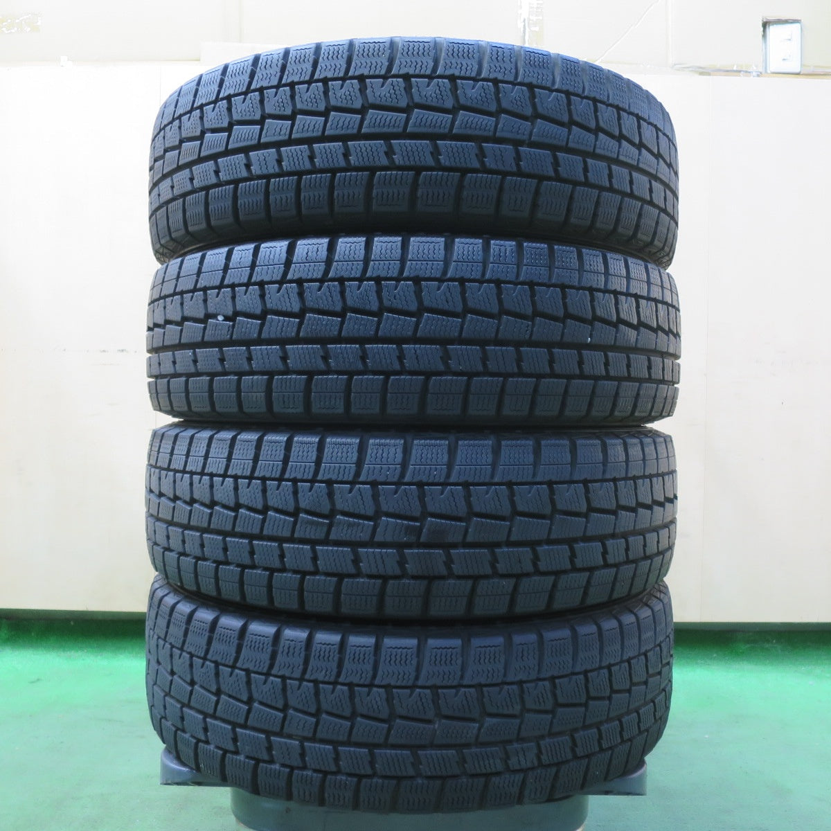 バリ溝!キレイ!ほぼ10分★XTREME-J XJ 165/60R15 スタッドレス ダンロップ ウインターマックス WM01 エクストリームJ 軽サイズ ハスラー 等 PCD100/4H★5082302イス
