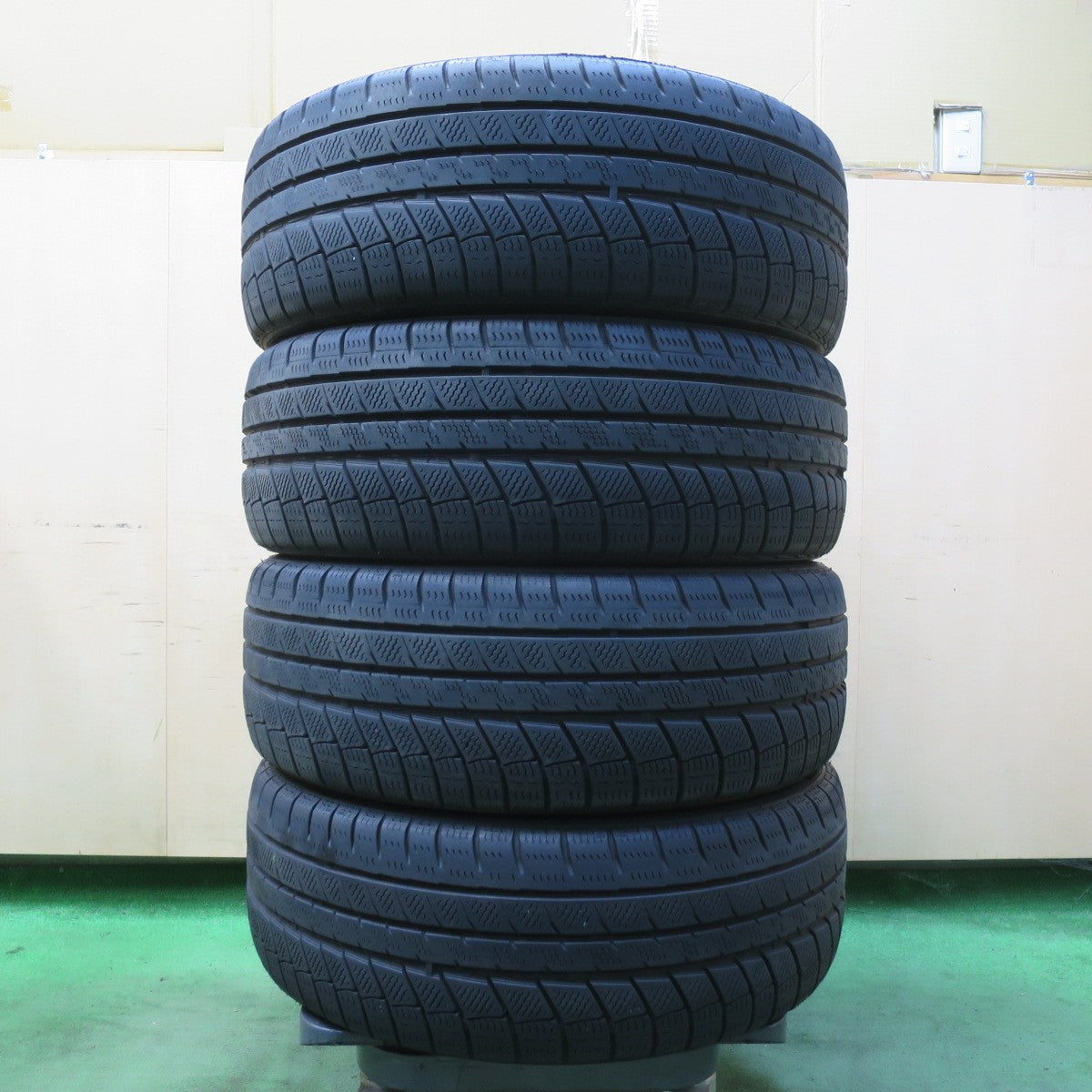 バリ溝!22年!8.5分★スタッドレス 225/45R18 ダヴァンティ WINTOURA+ SCHNEIDER MiD シュナイダー 18インチ PCD114.3/5H★5100902イス
