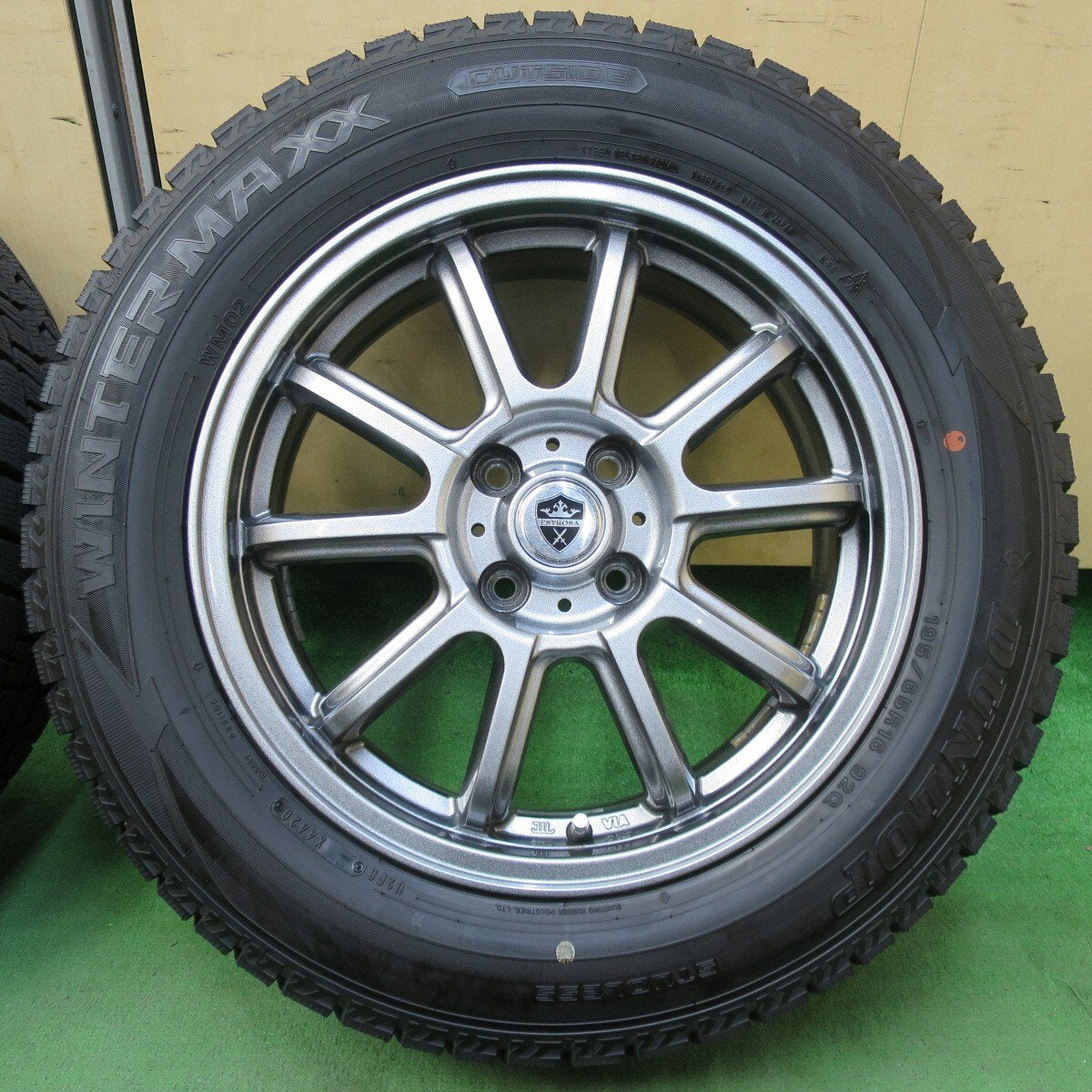 バリ溝!キレイ!9.5分★スタッドレス 195/65R16 ダンロップ ウインターマックス WM02 ESTROSA エステローザ 16インチ PCD100/4H★5040302イス