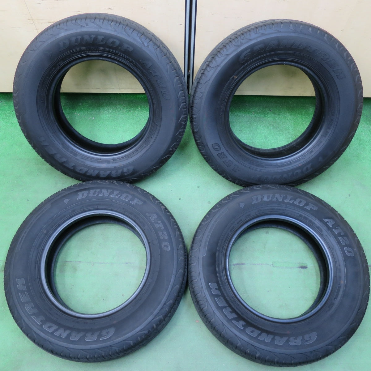 4本価格!24年★195/80R15 ダンロップ AT20 グラントレック タイヤ 15インチ ジムニー シエラ ハイエース 等★5060301イノタ