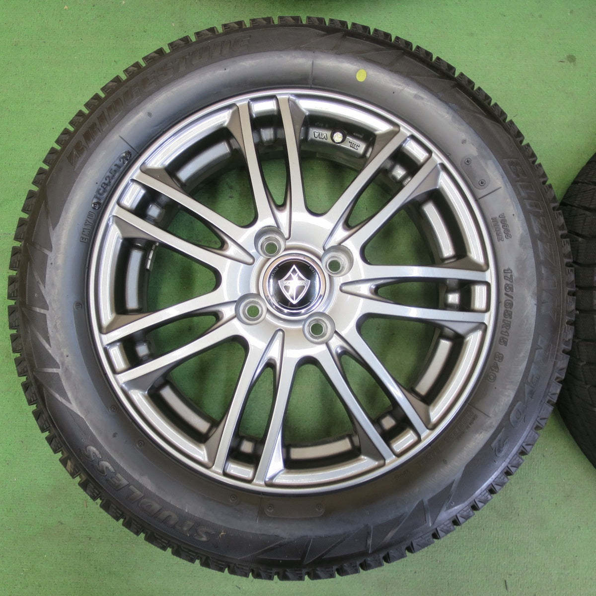 バリ溝!キレイ!ほぼ10分★スタッドレス 175/65R15 ブリヂストン ブリザック REVO2 VELVA ヴェルヴァ 15インチ PCD100/4H★5051905イス
