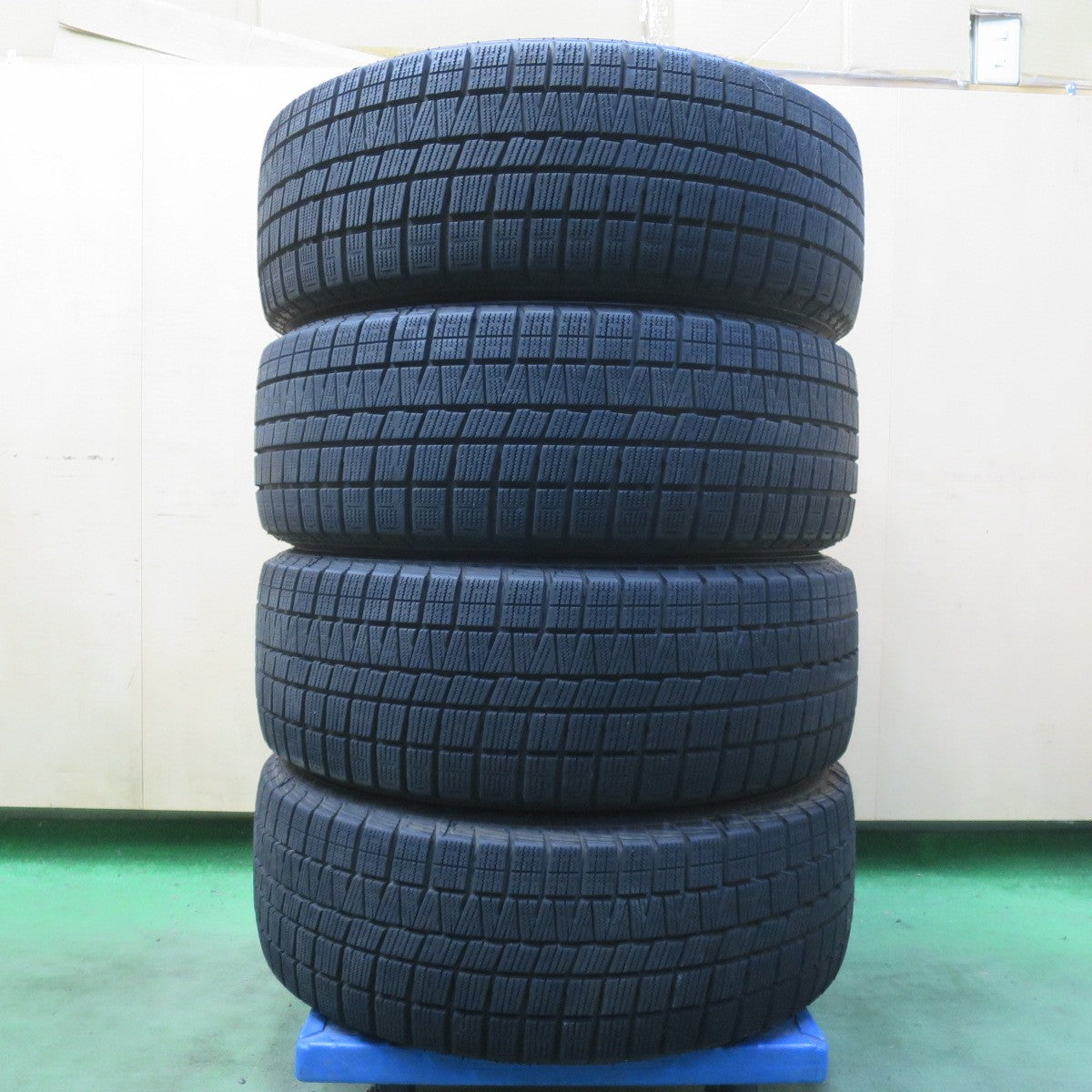 バリ溝!キレイ!9.5分◎スタッドレス 215/50R17 ナンカン CORSAFA Verthandi ヴェルザンディ 17インチ PCD114.3/5H◎6092909イス