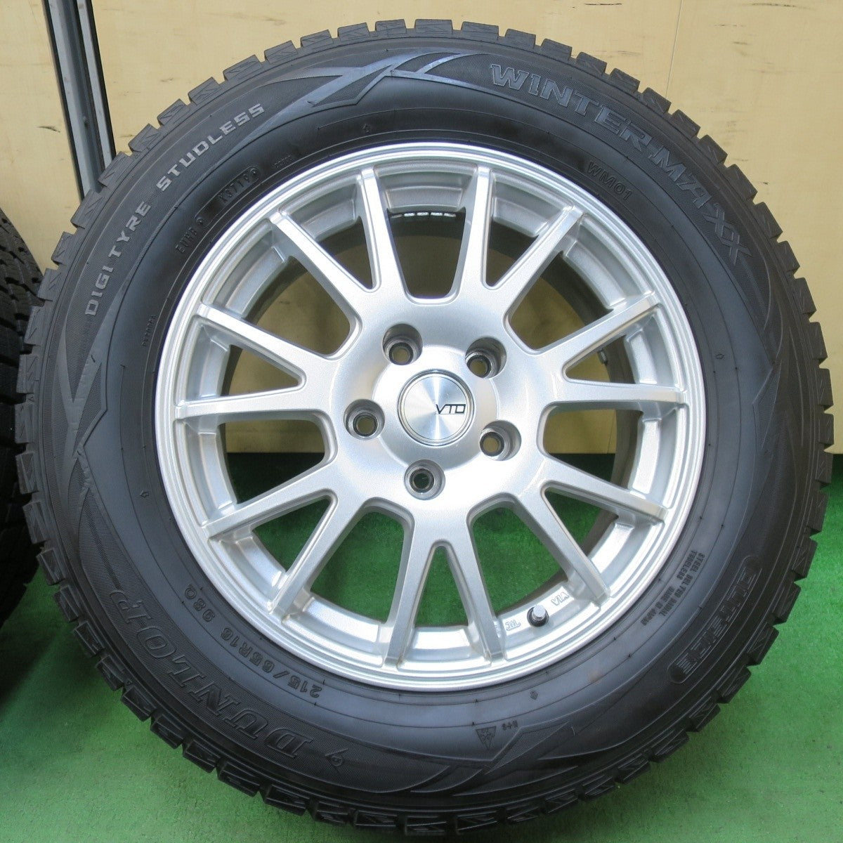 バリ溝!キレイ!ほぼ10分★スタッドレス 215/65R16 ダンロップ ウインターマックス WM01 VTO 社外 アルミ 16インチ PCD114.3/5H★5031704イス