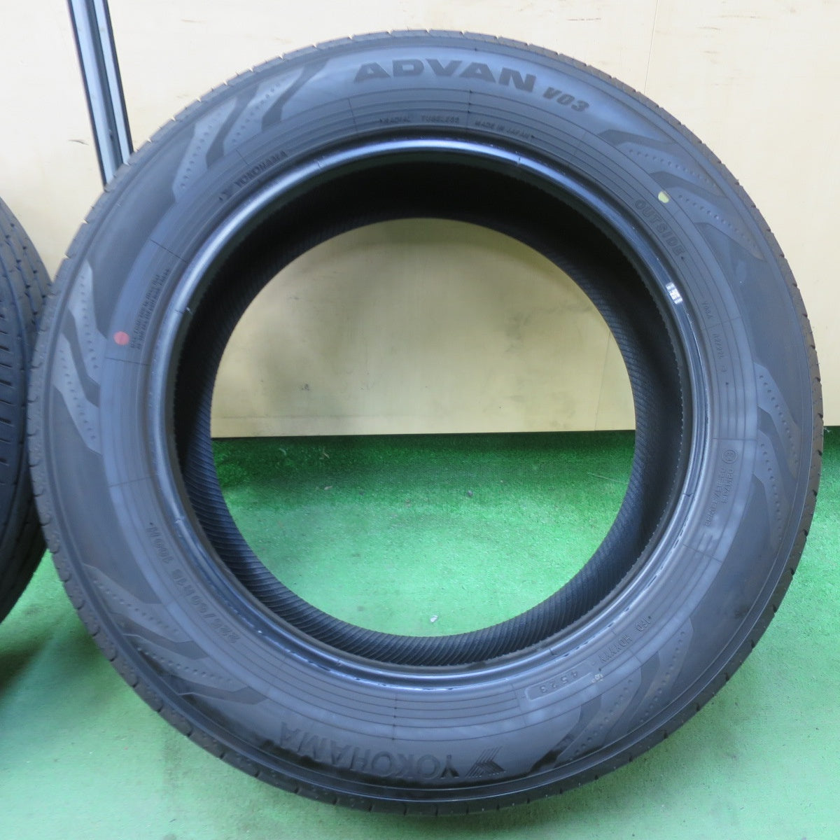 バリ溝!23年!9.5分★225/60R18 ヨコハマ アドバン V03 タイヤ 18インチ レクサス NX ハリアー RAV4 40系 アルファード 等★5052904イノタ
