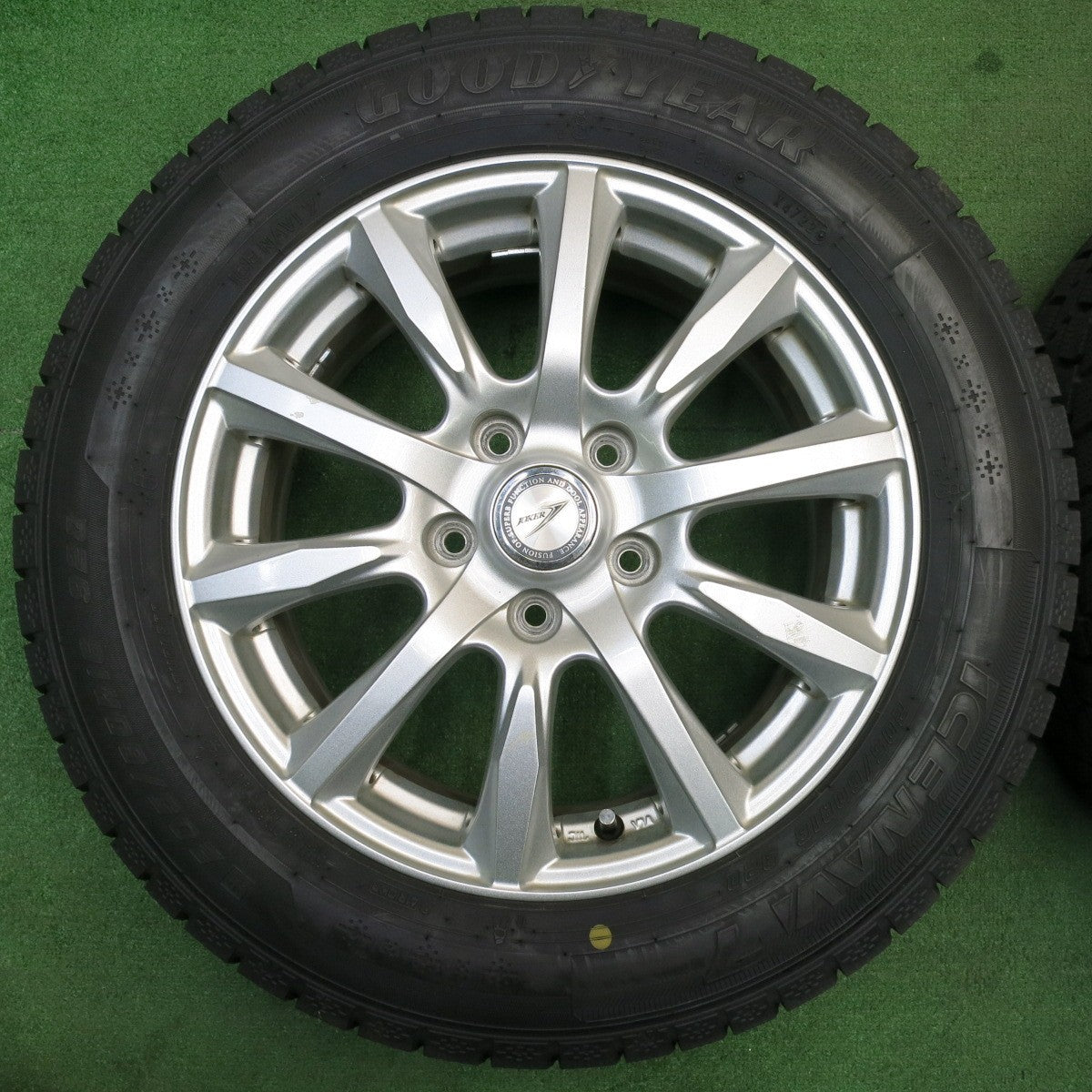バリ溝!22年!9.5分以上★スタッドレス 205/60R16 グッドイヤー アイスナビ7 JOKER ジョーカー 16インチ PCD114.3/5H★5050702NJス