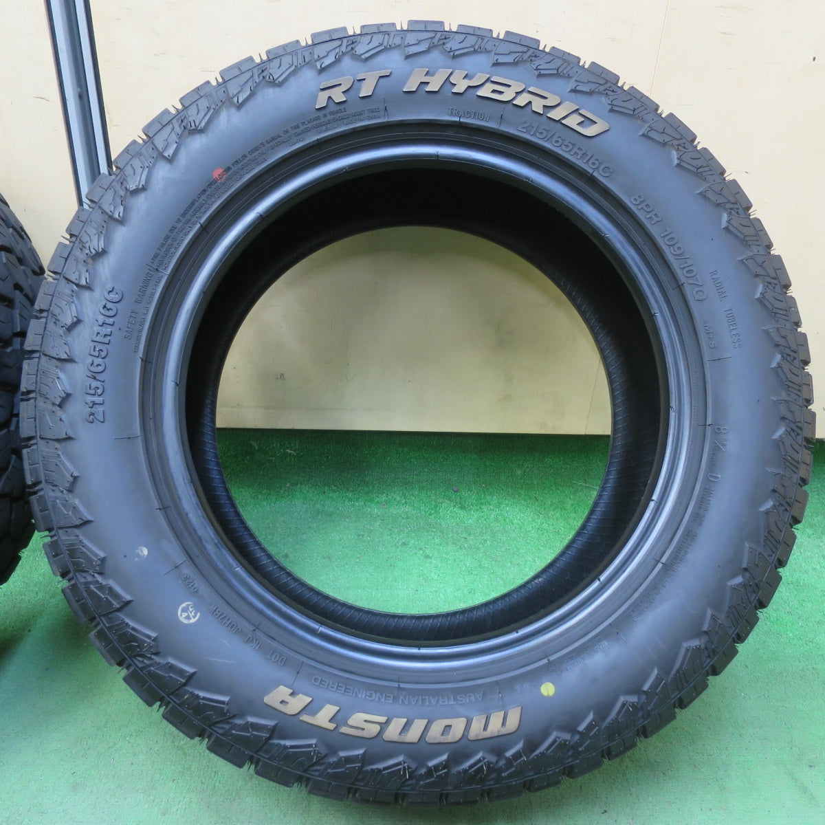 バリ溝!23年!9分★215/65R16C 8PR 109/107Q モンスタ RT HYBRID ホワイトレター 16インチ タイヤ ハイエース レジアスエース 等★5072404イノタ