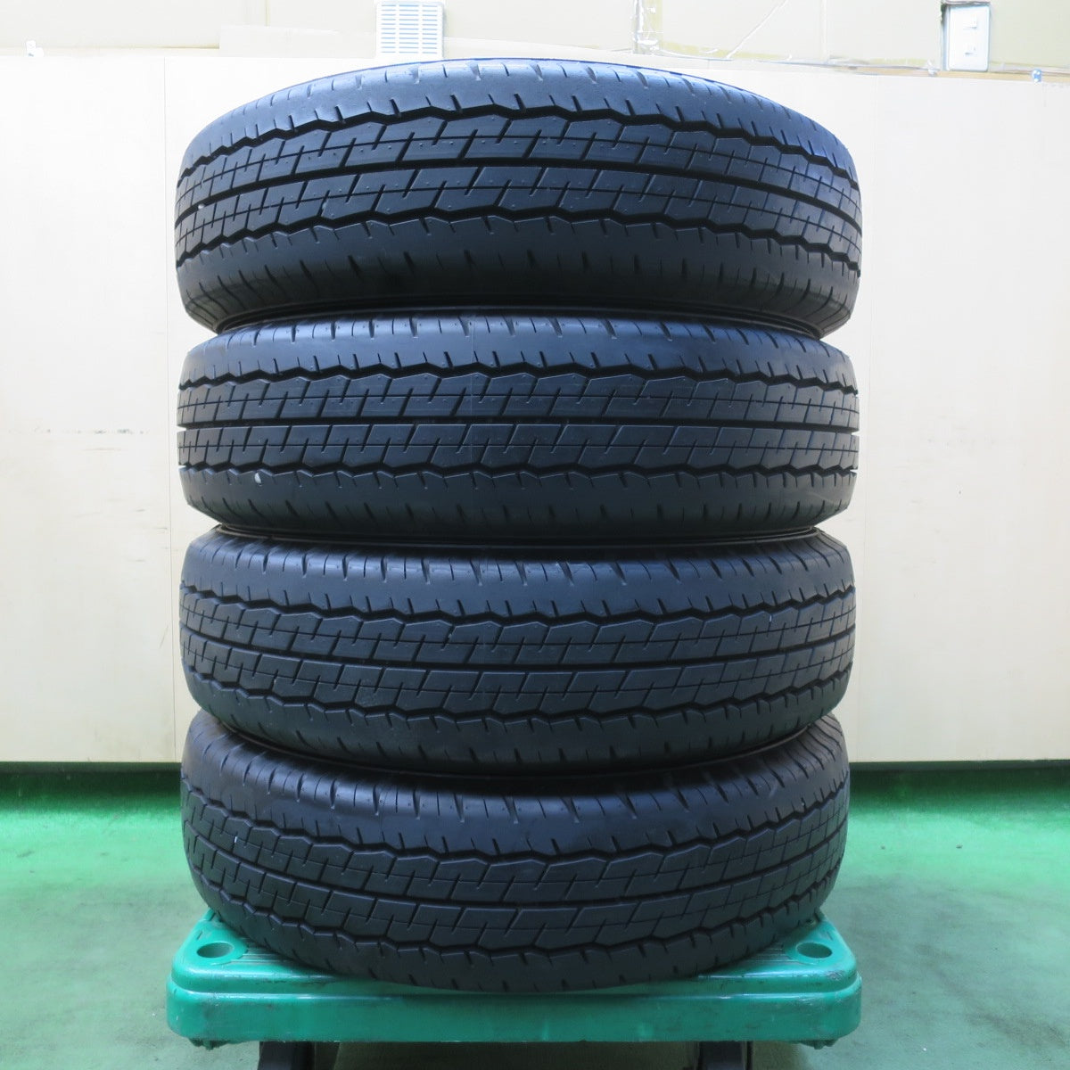 新車外し!25年★195/80R15 107/105S ダンロップ SP175N タイヤ 15インチ ハイエース レジアスエース キャラバン 等★5120604イノタ