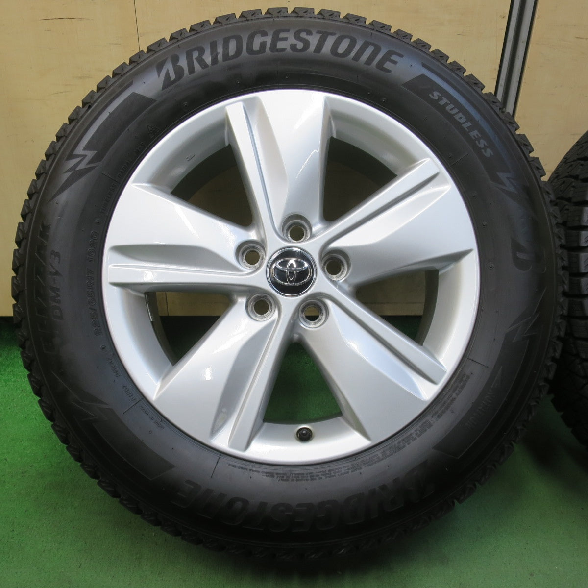 バリ溝!23年!キレイ!9.5分★トヨタ 60系 ハリアー 純正 225/65R17 スタッドレス ブリヂストン ブリザック DM-V3 17インチ PCD114.3/5H★5100406イス