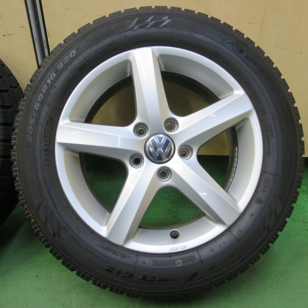 バリ溝!キレイ!9分★ワーゲン ゴルフ 純正 BORBET 205/60R16 スタッドレス トーヨー オブザーブ ガリット GIZ 16インチ ボルベット PCD112/5H★5082603イス