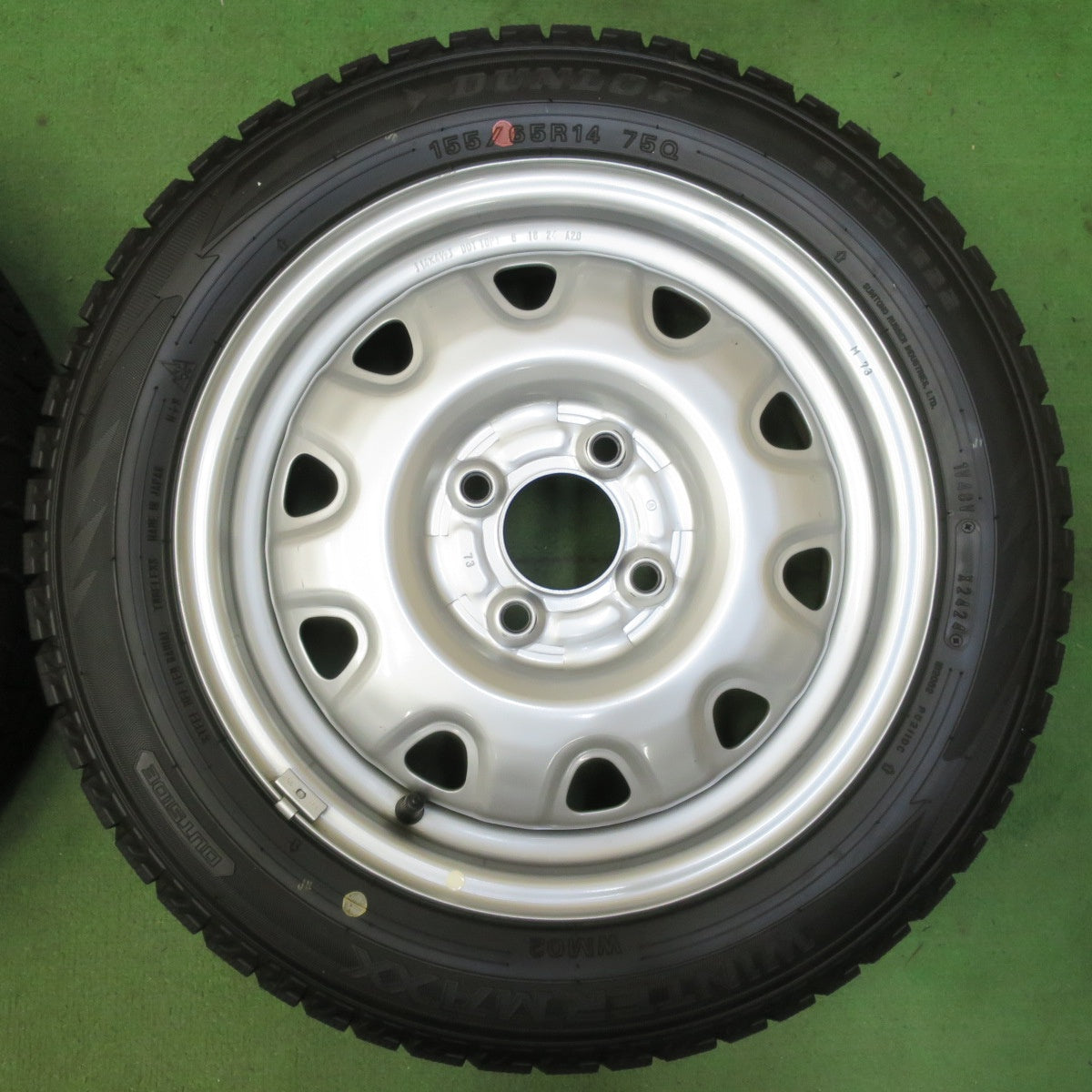 タイヤほぼ未使用!24年!キレイ★スタッドレス 155/65R14 ダンロップ ウインターマックス WM02 TOPY スチール 14インチ PCD100/4H★5072407イス