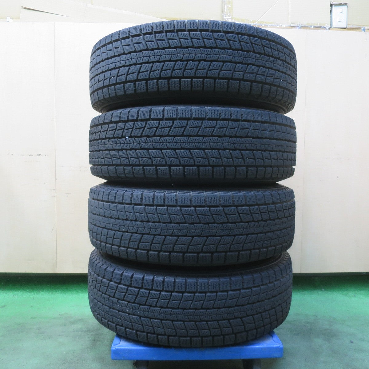 バリ溝!22年!キレイ!9.5分★アウディ 等 AGA Dorf 215/70R16 スタッドレス ダンロップ ウインターマックス SJ8 SJ8+ ドルフ 16インチ PCD112/5H★6050517イス