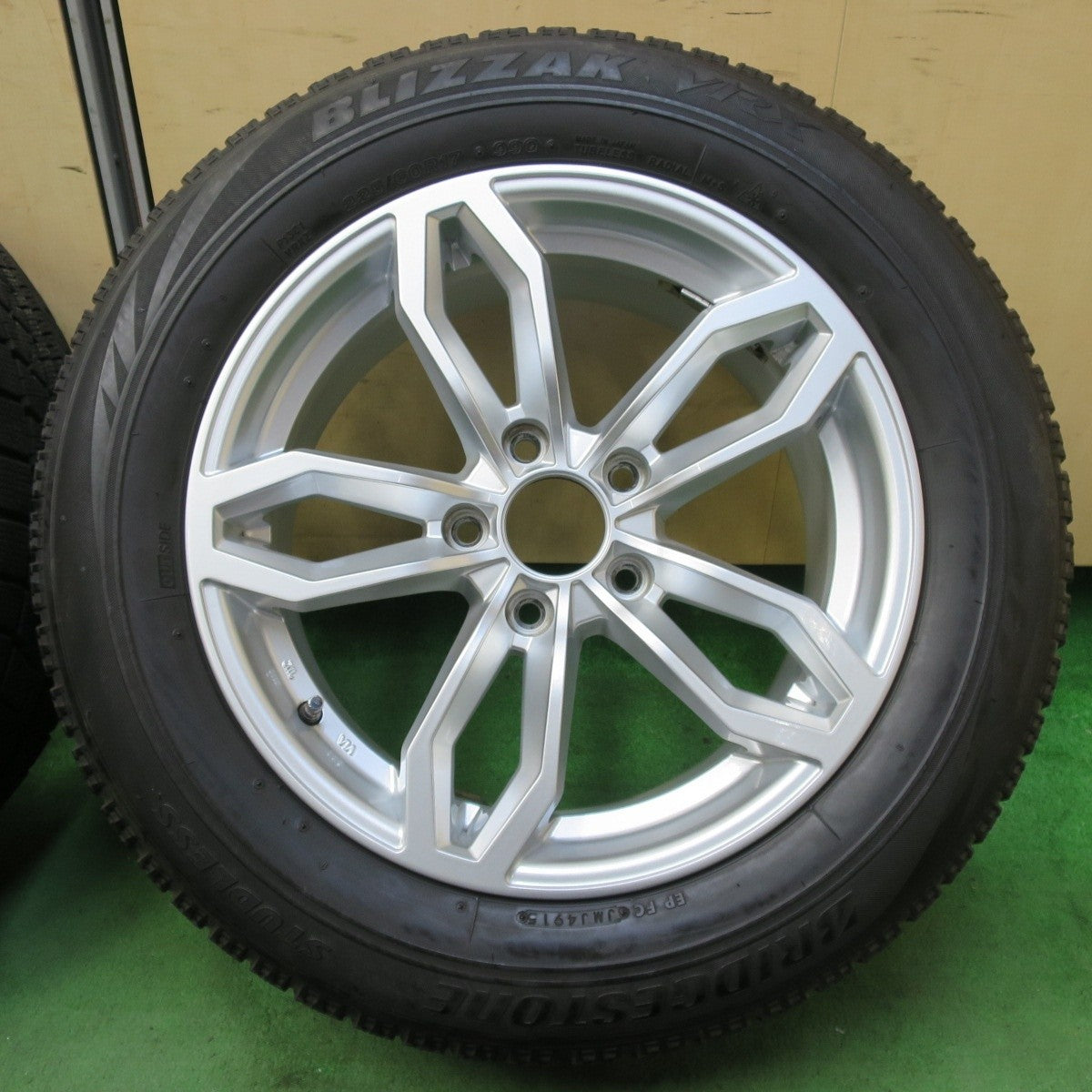 バリ溝!8.5分★BMW 等 AGA Welt TAS 225/60R17 スタッドレス ブリヂストン ブリザック VRX 17インチ ヴェルト PCD120/5H★5022706イス