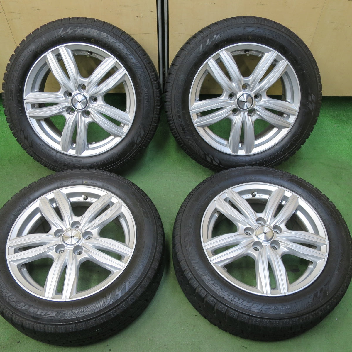 バリ溝!22年!キレイ!9.5分★シエンタ 等 185/60R15 スタッドレス トーヨー オブザーブ ガリット GIZ JOKER ジョーカー 15インチ PCD100/5H★5101402TTス