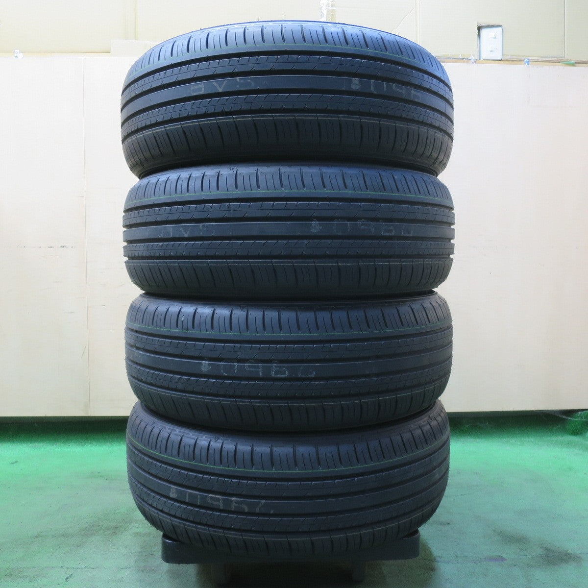 新車外し!25年★205/55R17 ダンロップ エナセーブ EC300+ タイヤ 17インチ ノア ヴォクシー 等★5092209イノタ