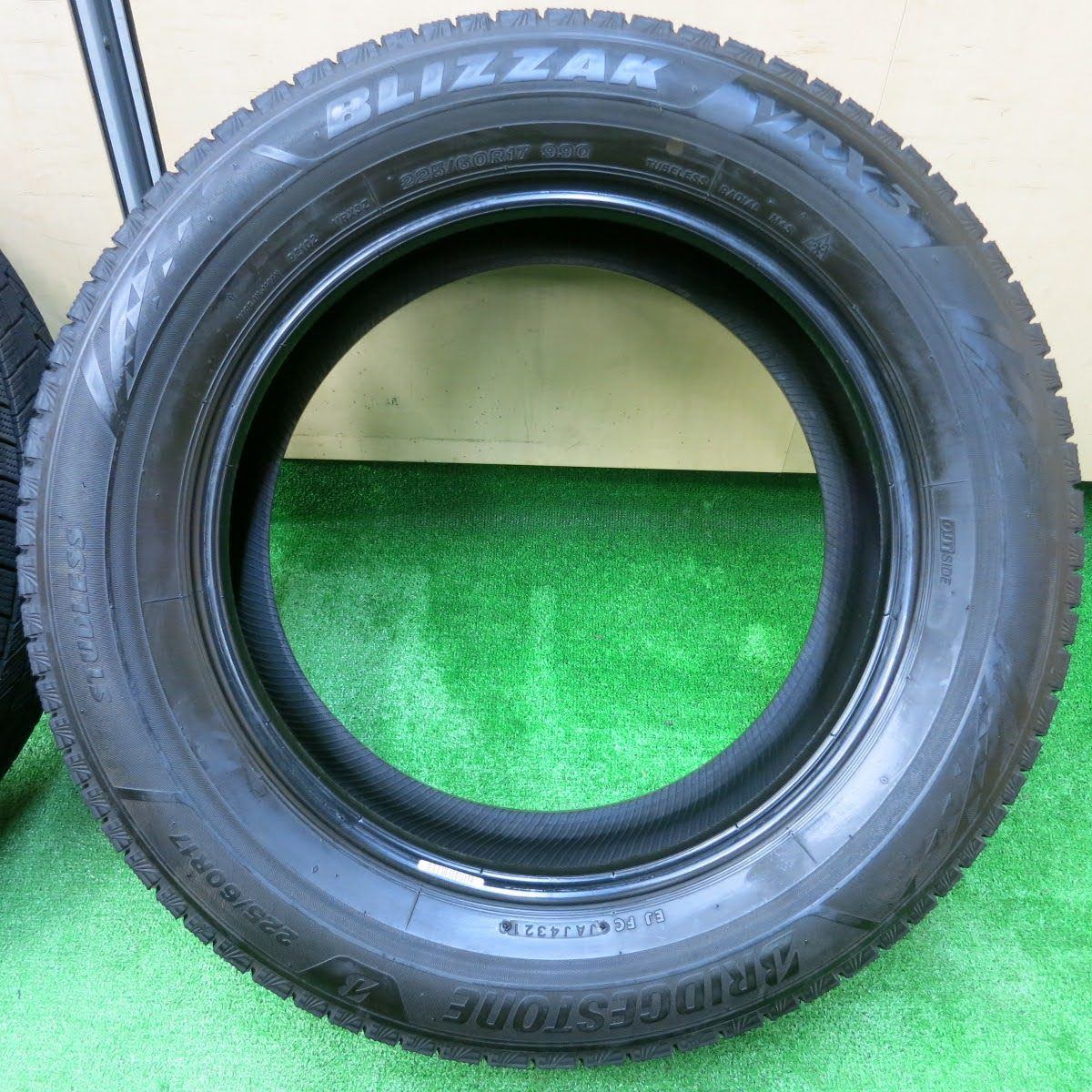 バリ溝!21年!9.5分★スタッドレス 225/60R17 ブリヂストン ブリザック VRX3 タイヤ 17インチ アルファード 等★3112006イスタ