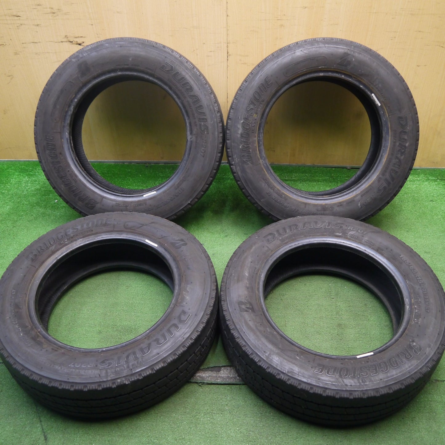 バリ溝!24年!8.5分★小型 トラック バス タイヤ 185/65R15 101/99N ブリヂストン デュラビス R207 DURAVIS 15インチ★5052602Hノタ