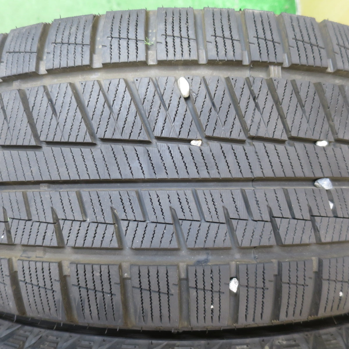 バリ溝!23年!キレイ!9.5分以上★プリウス 等 215/45R17 スタッドレス グリップマックス GRIP ICE X Treffer トレファー 17インチ PCD100/5H★5100201NJス