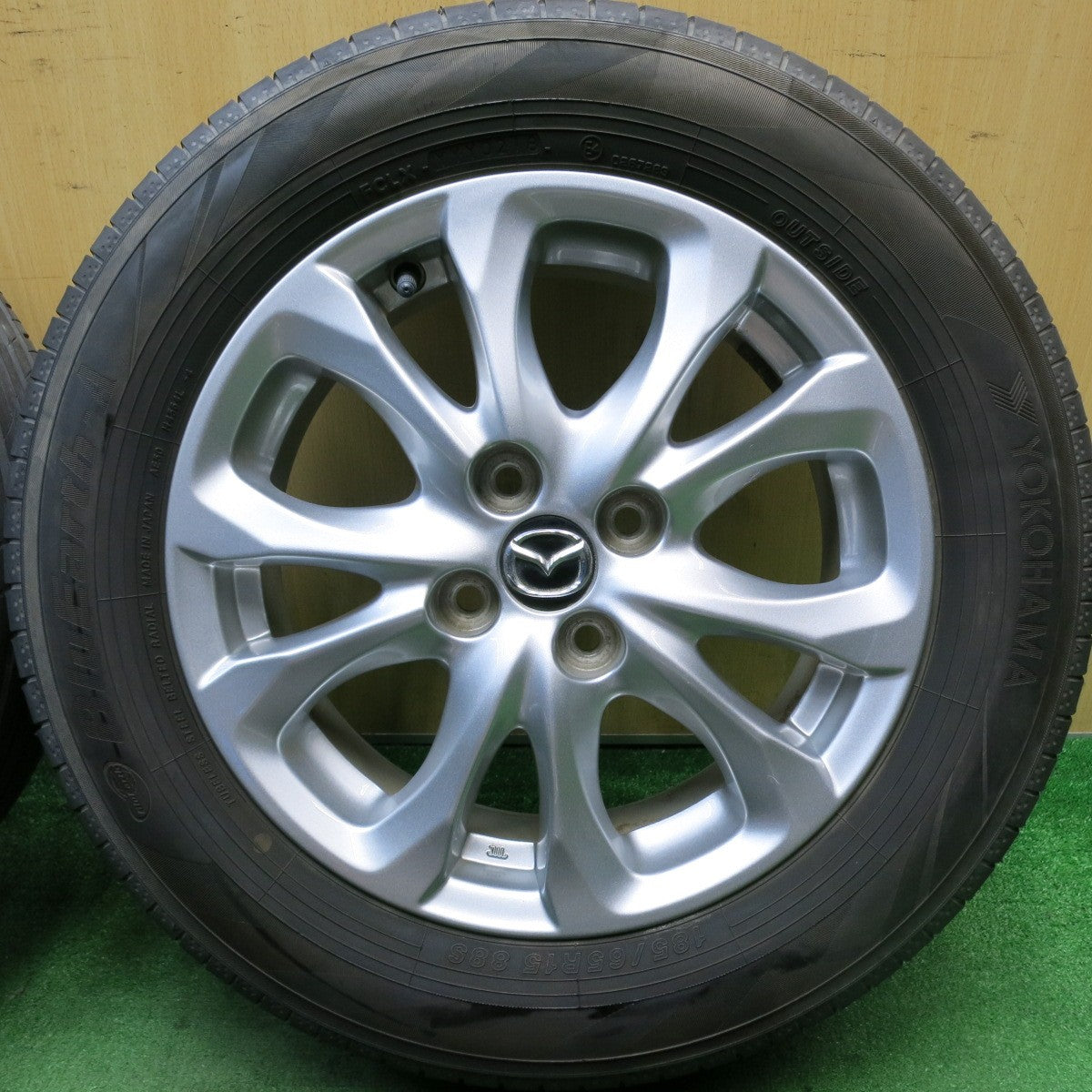 バリ溝!キレイ!8.5分★マツダ デミオ 純正 185/65R15 ヨコハマ BluEarth-A 15インチ ブルーアース PCD100/4H★5062801HAノ