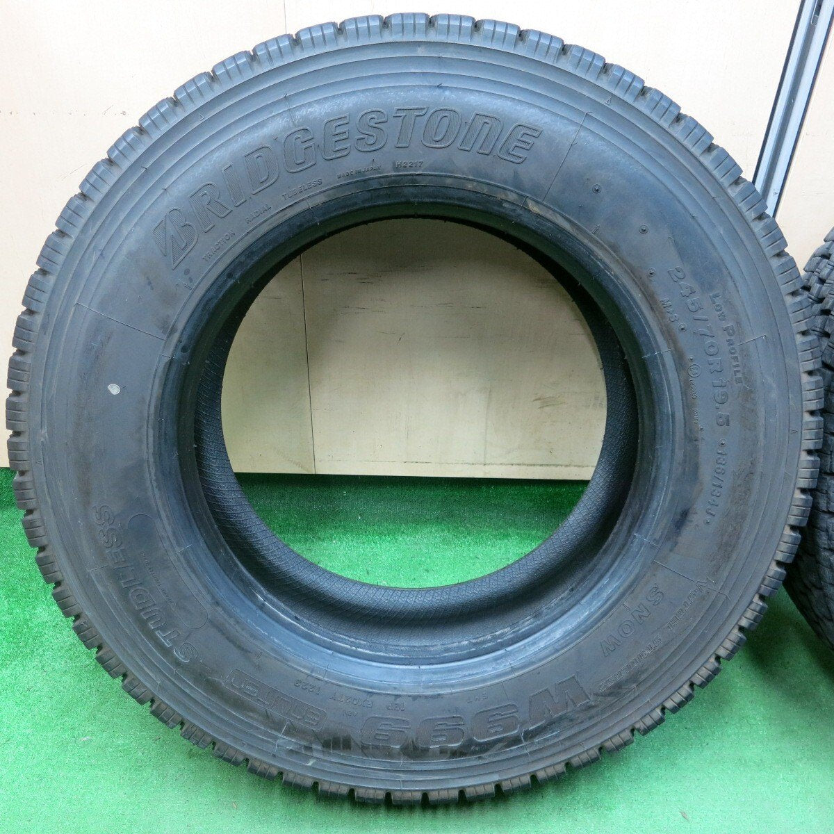 バリ溝!23年!ほぼ10分★トラック タイヤ 245/70R19.5 136/134J スタッドレス ブリヂストン W999 19.5インチ★4051301ナスタ