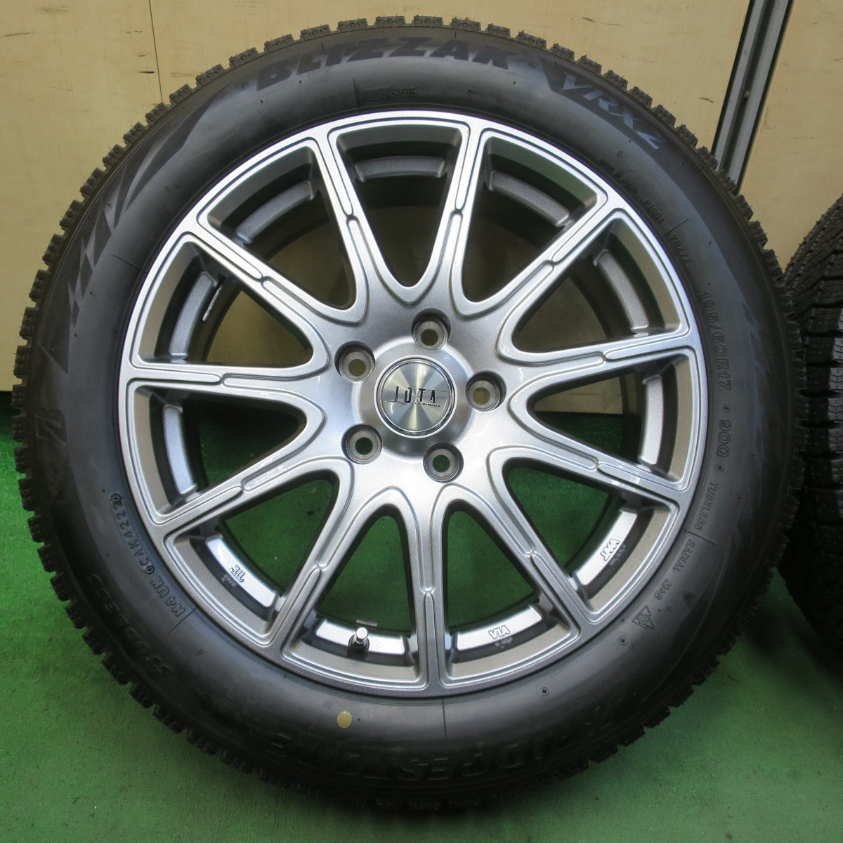 未使用!22年★スタッドレス 195/60R17 ブリヂストン ブリザック VRX2 IOTA LA STRADA 阿部商会 ラ ストラーダ イオタ 17インチ PCD114.3/5H★5072803イス